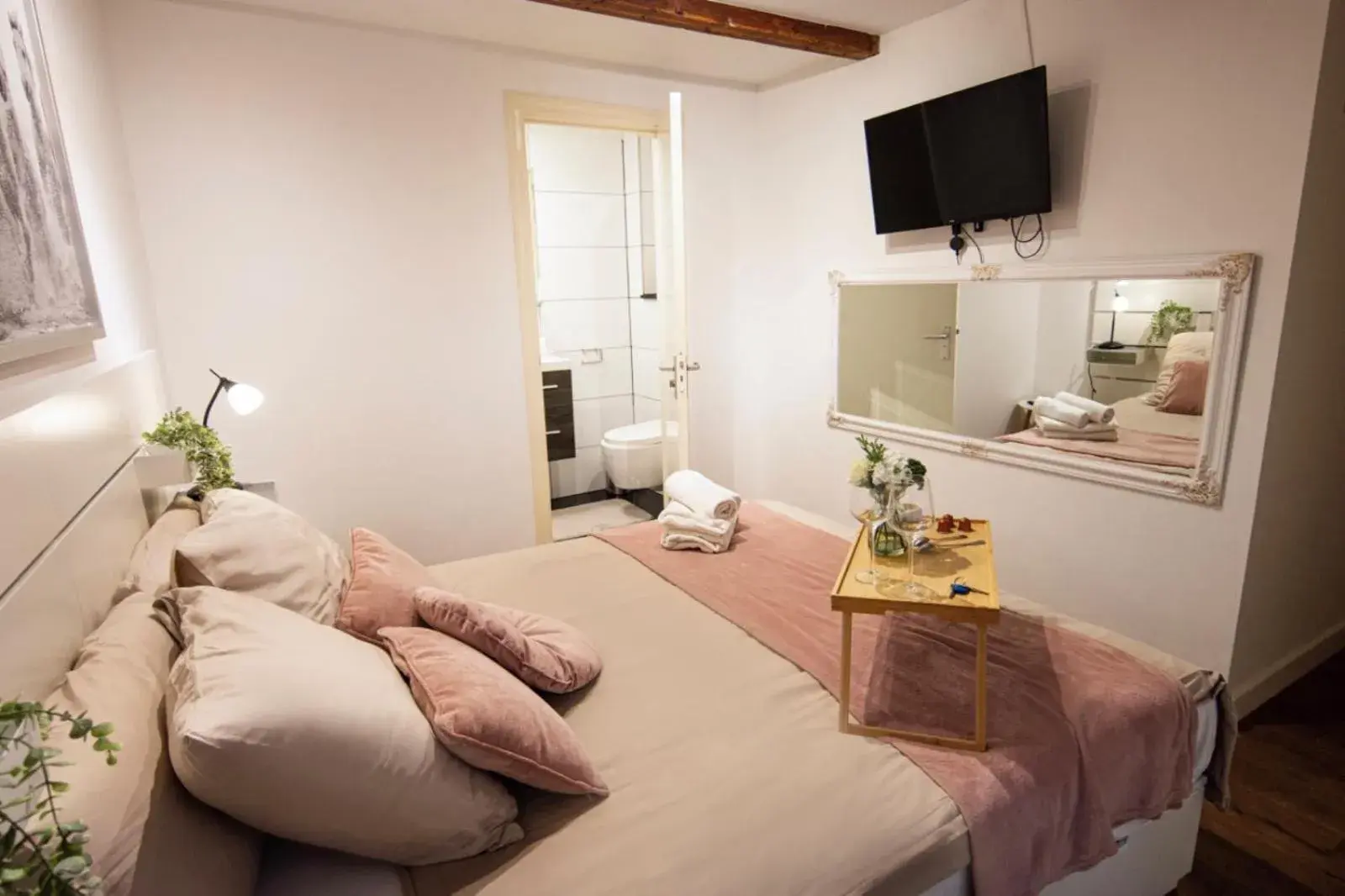 Double Room with Private Bathroom in Beautiful DutchHouse Centrum Double Room with Private Bathroom in Beautiful DutchHouse Centrum