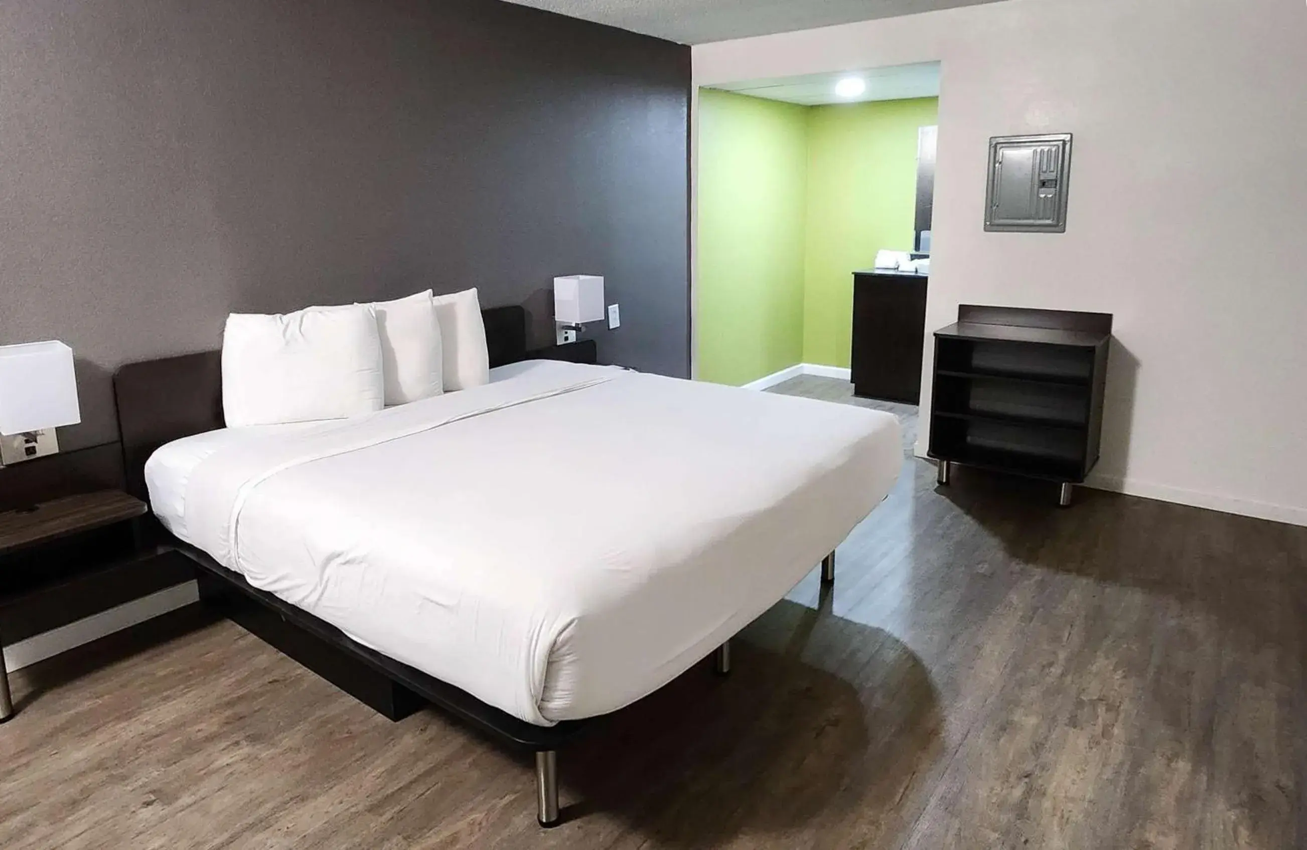 King Room - single occupancy - Smoking in Motel 6-Columbus, GA - Downtown King Room - single occupancy - Smoking in Motel 6-Columbus, GA - Downtown