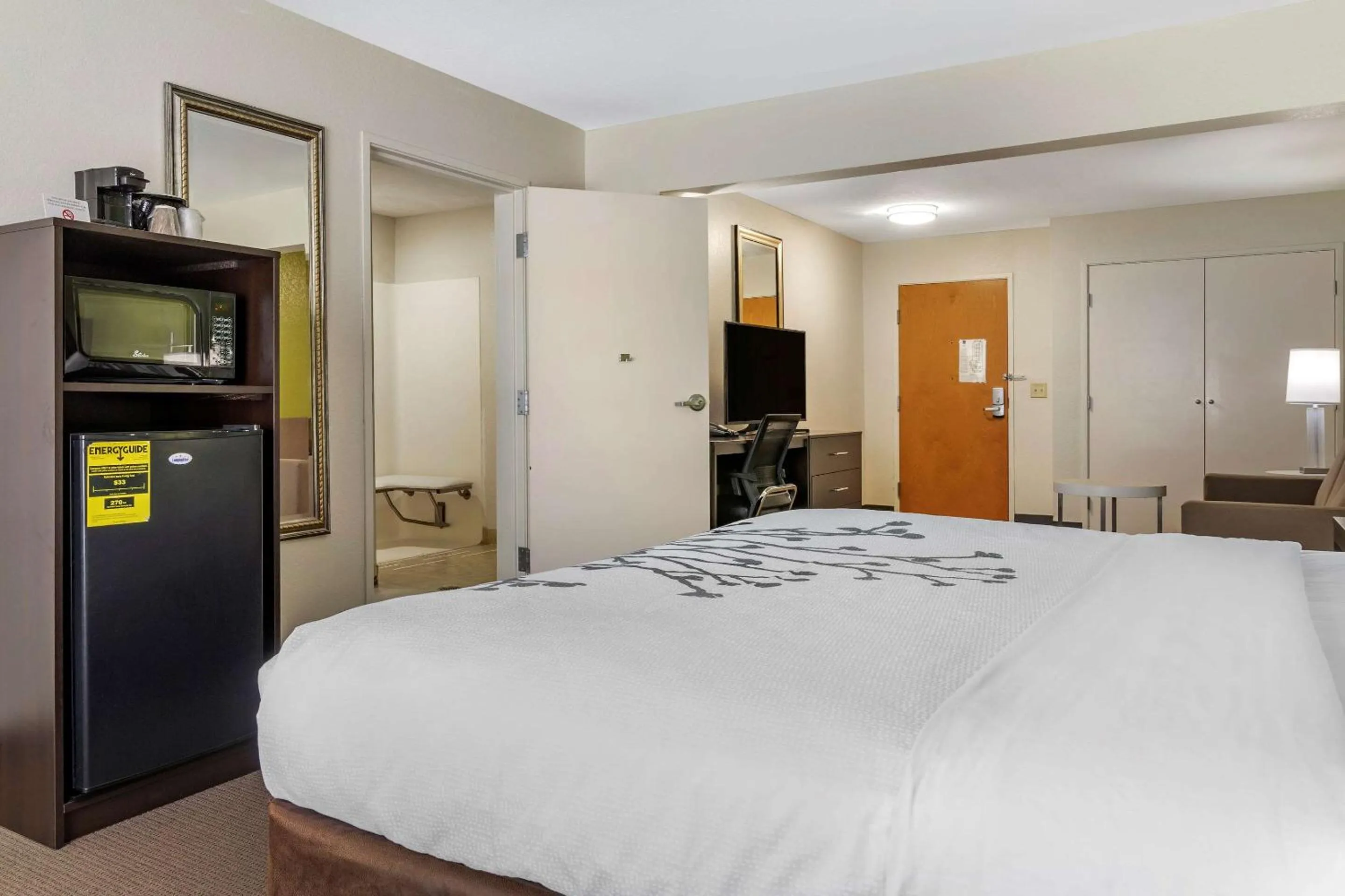 Photo of the whole room, Bed in Sleep Inn & Suites Brunswick North