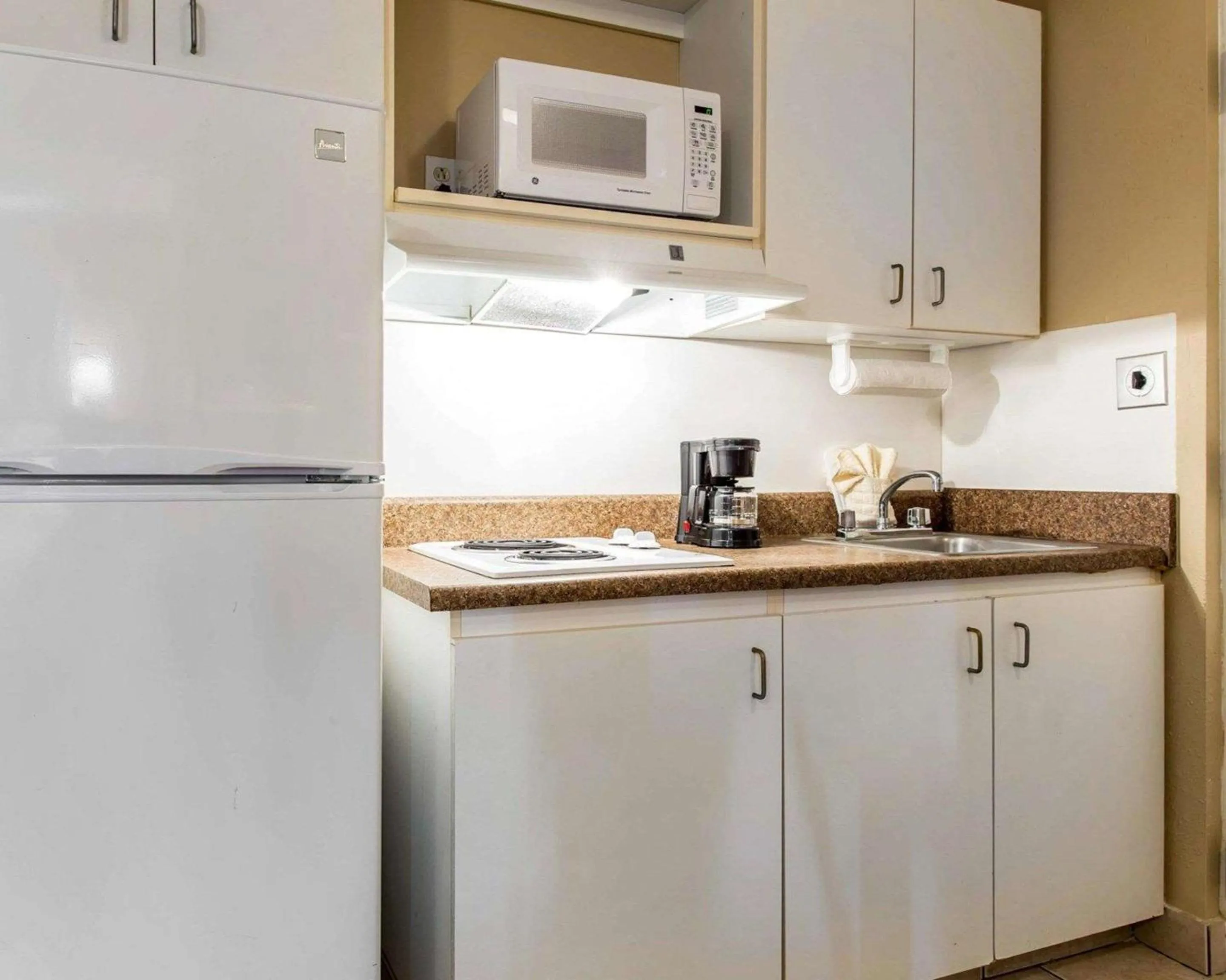Kitchen or kitchenette in Suburban Studios Kennesaw-Marietta North