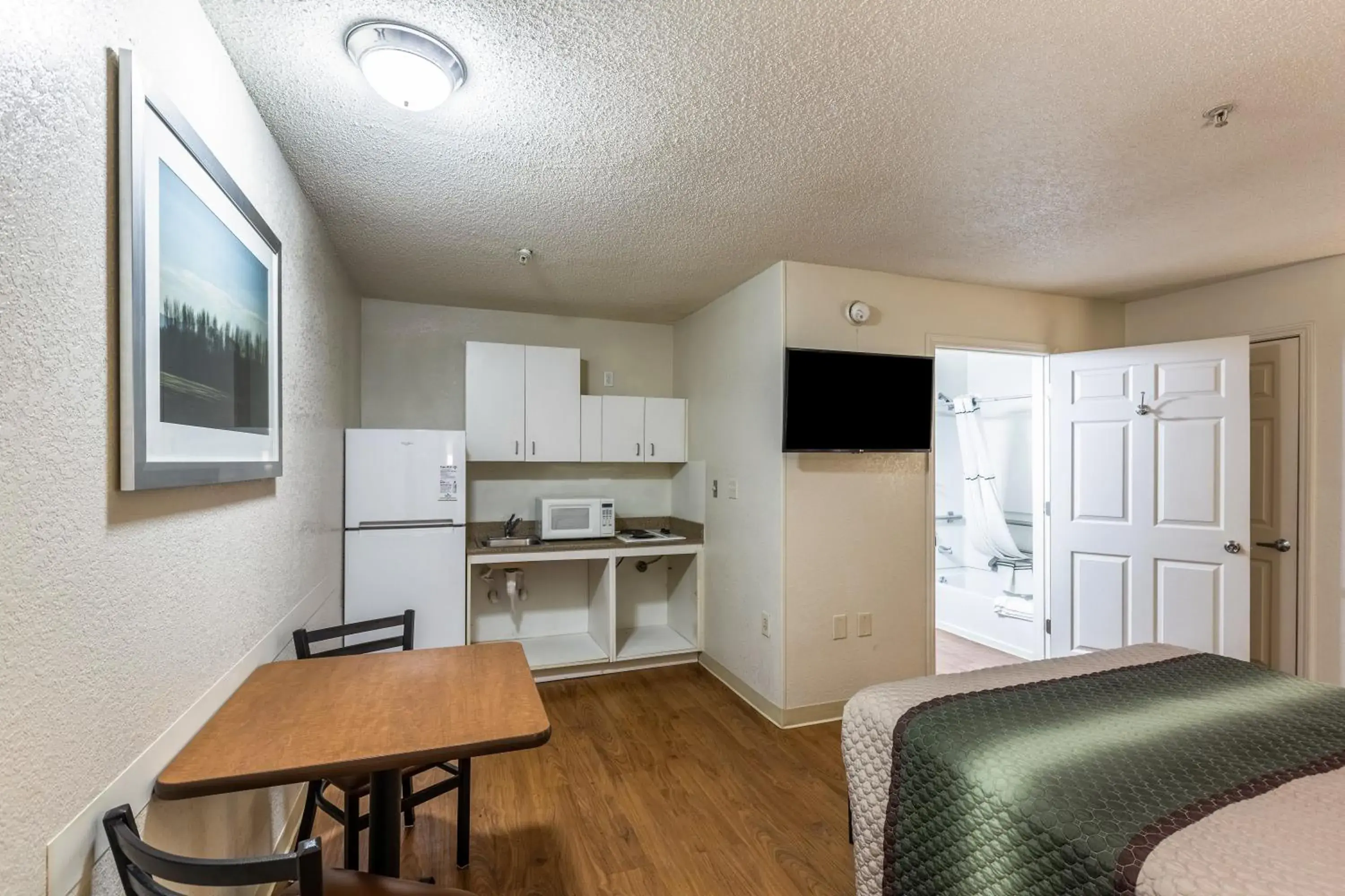 Studio Queen Room Disability Access Non-Smoking in HomeTowne Studios by Red Roof Atlanta - Chamblee Studio Queen Room Disability Access Non-Smoking in HomeTowne Studios by Red Roof Atlanta - Chamblee