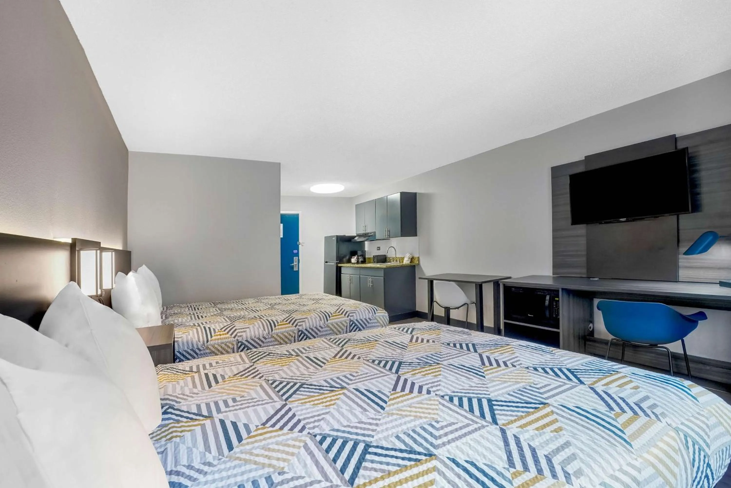 Photo of the whole room, Bed in Studio 6 Duluth GA Near Gas South District