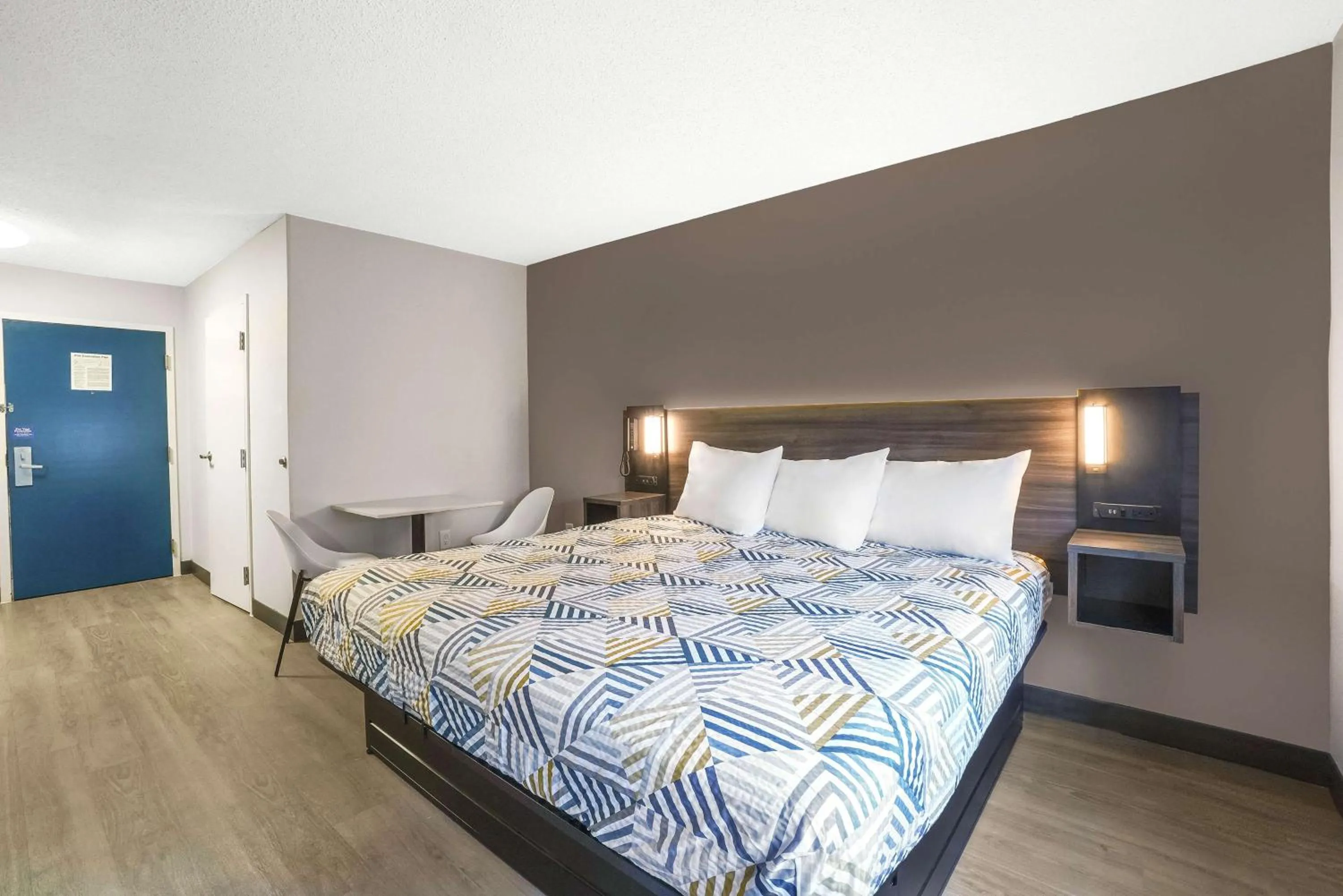 Photo of the whole room, Bed in Studio 6 Duluth GA Near Gas South District