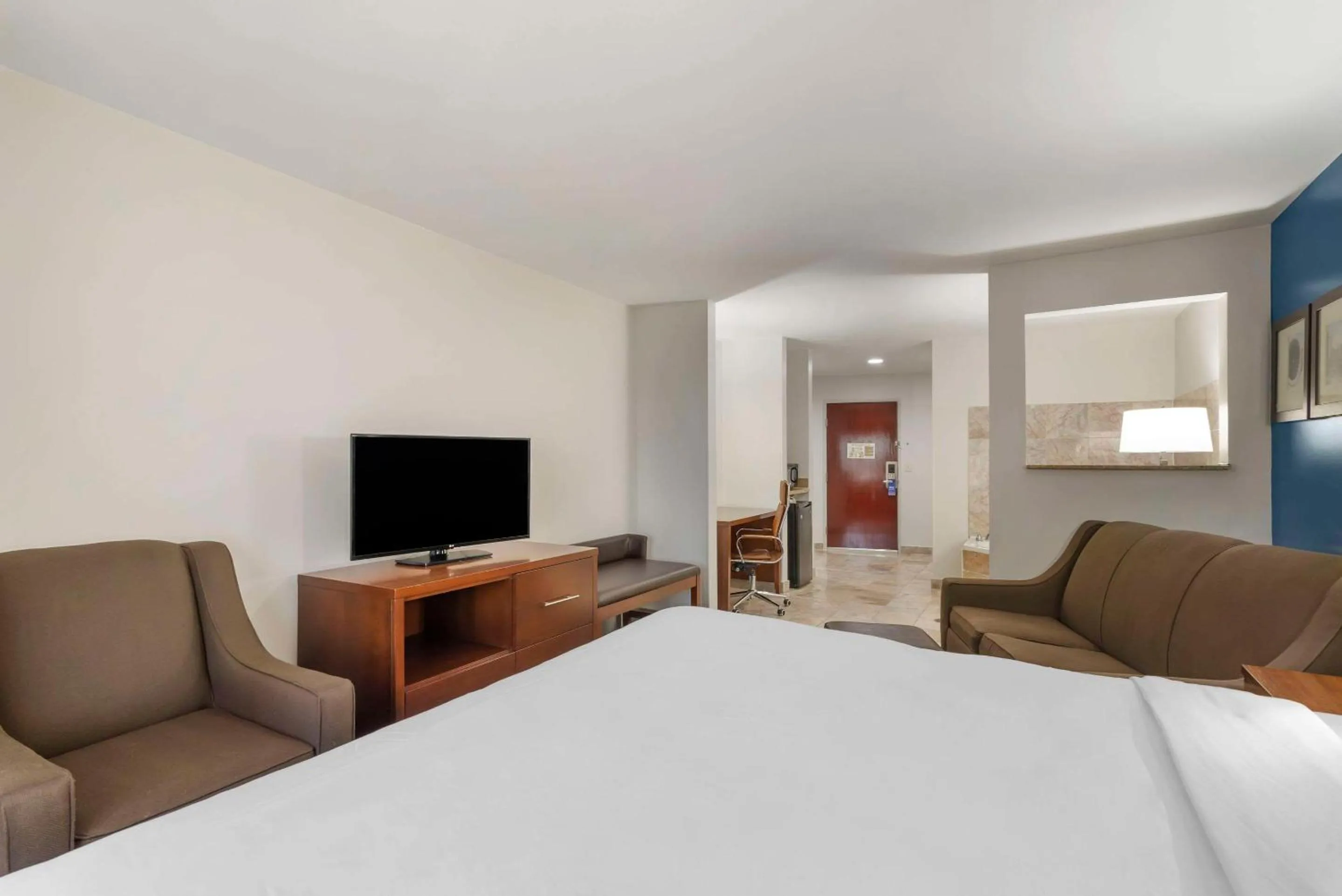 Bedroom, Bed in Comfort Suites Atlanta Airport