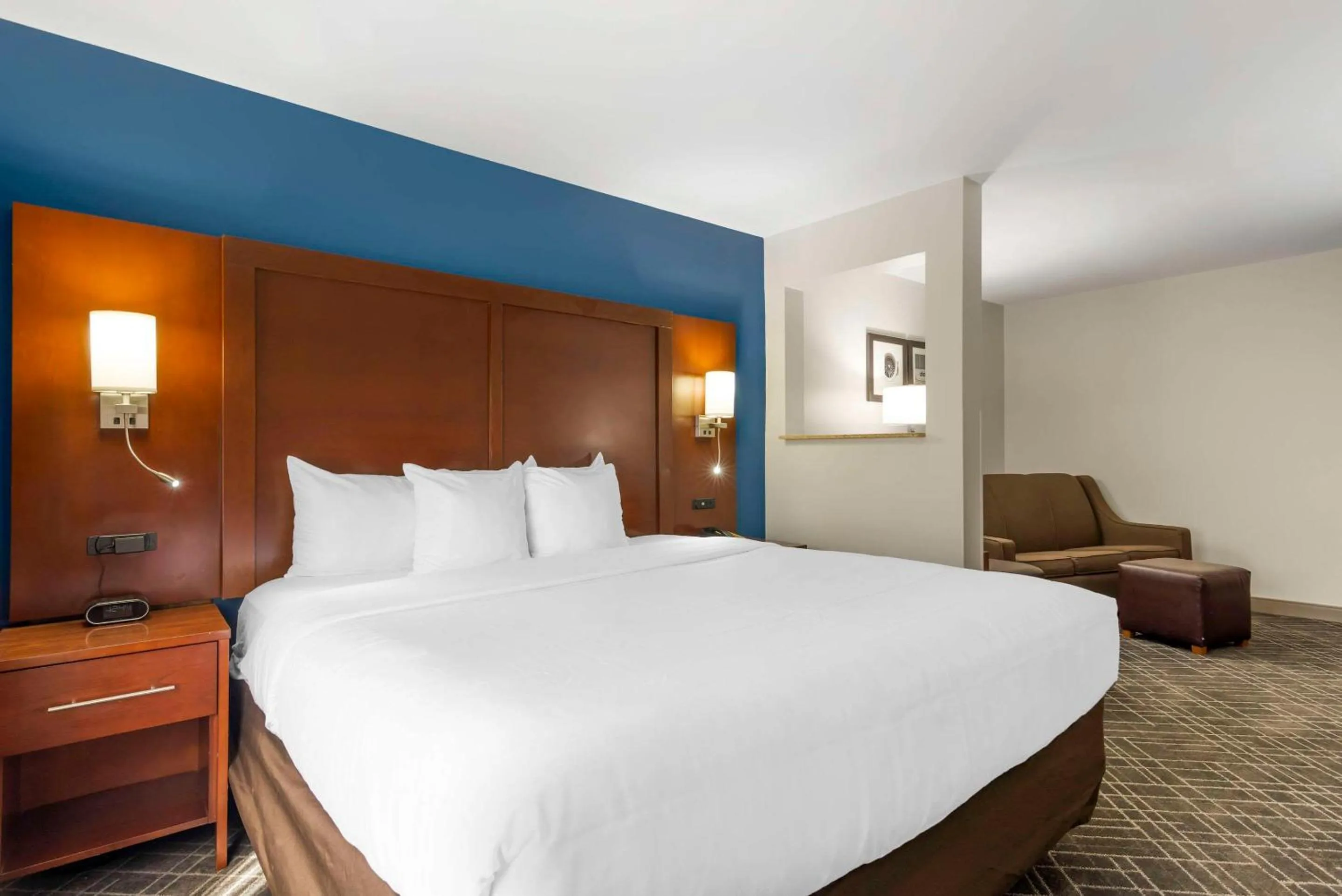 Bedroom, Bed in Comfort Suites Atlanta Airport