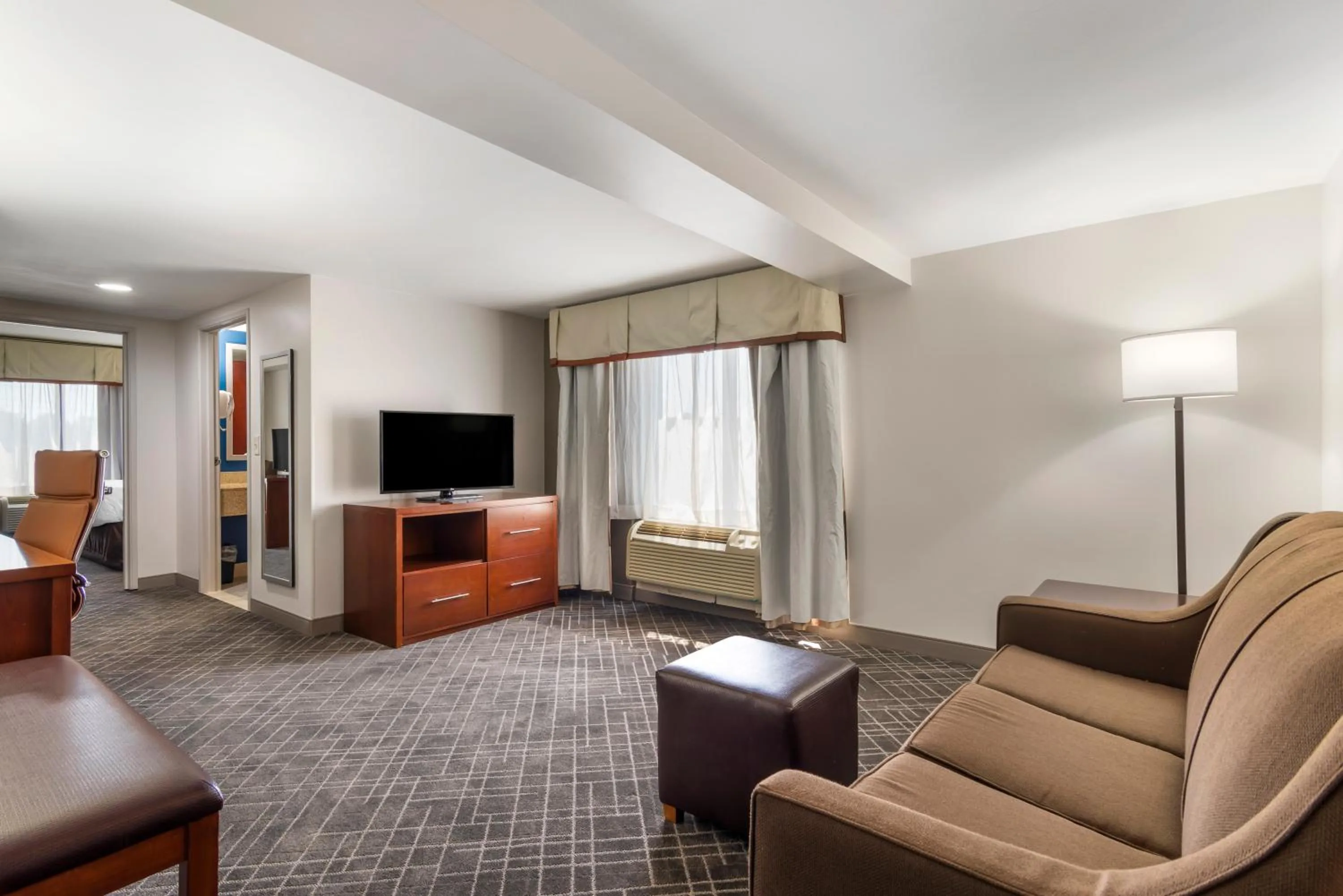 Communal lounge/ TV room in Comfort Suites Atlanta Airport