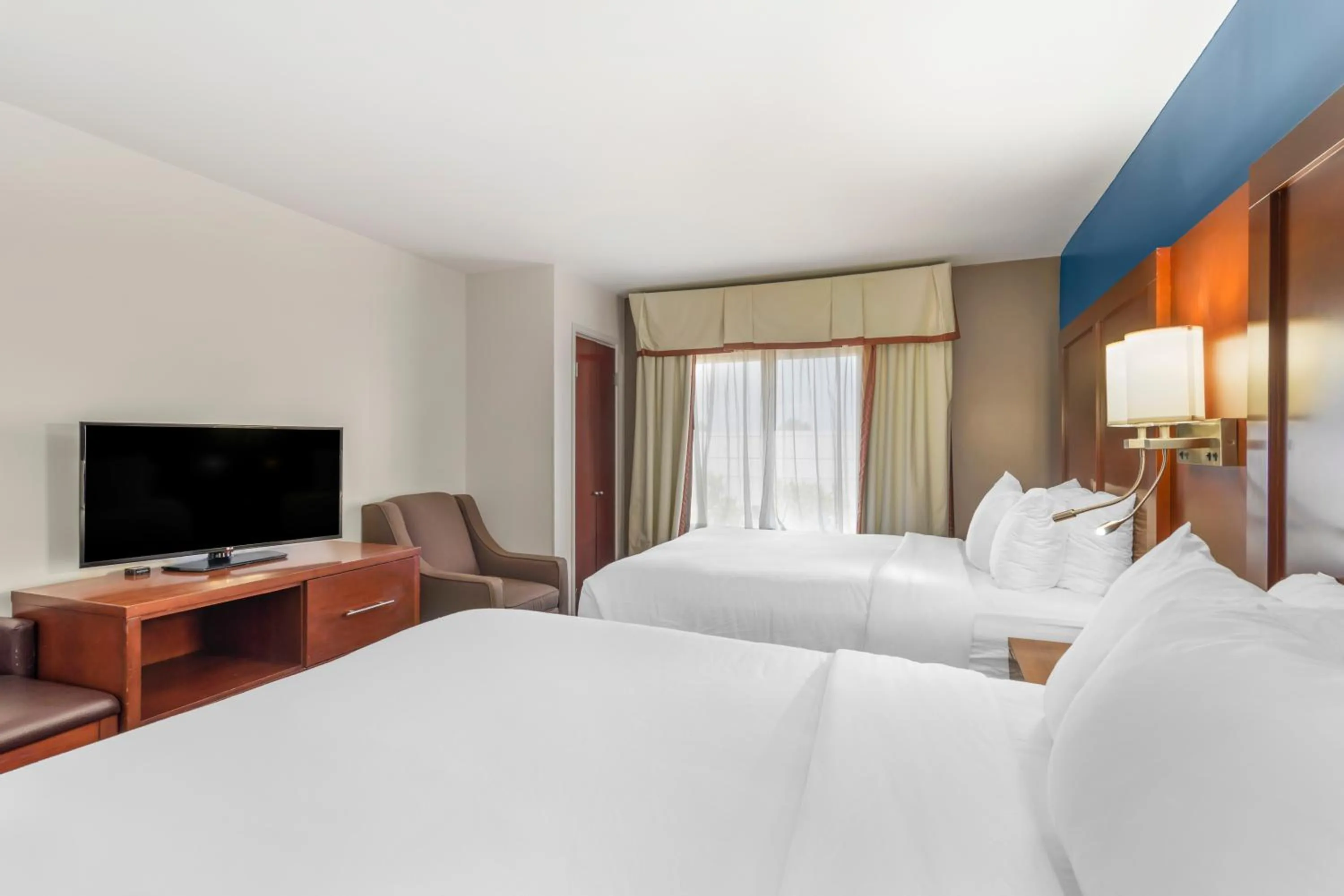 TV and multimedia, Bed in Comfort Suites Atlanta Airport