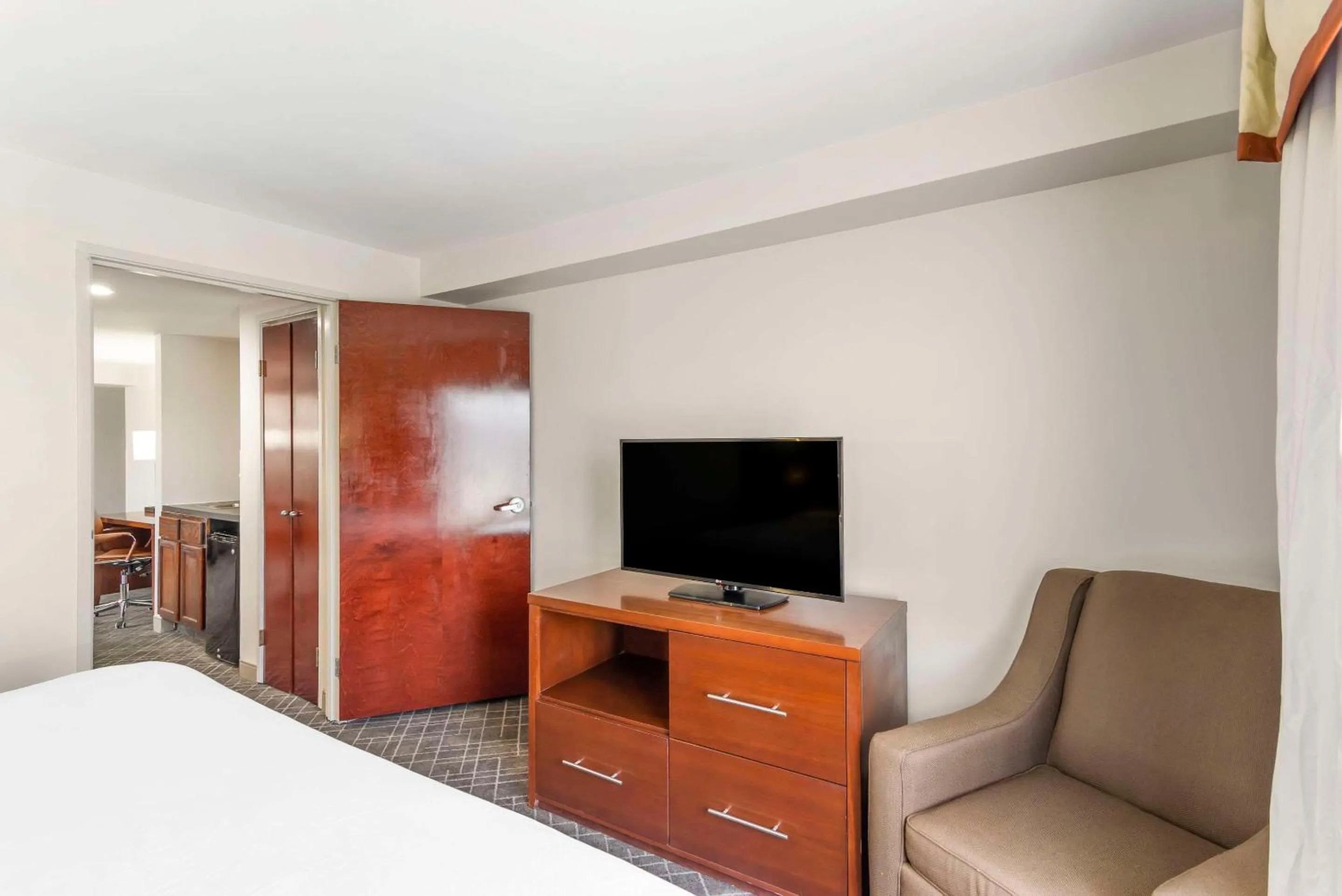 Bedroom, Bed in Comfort Suites Atlanta Airport