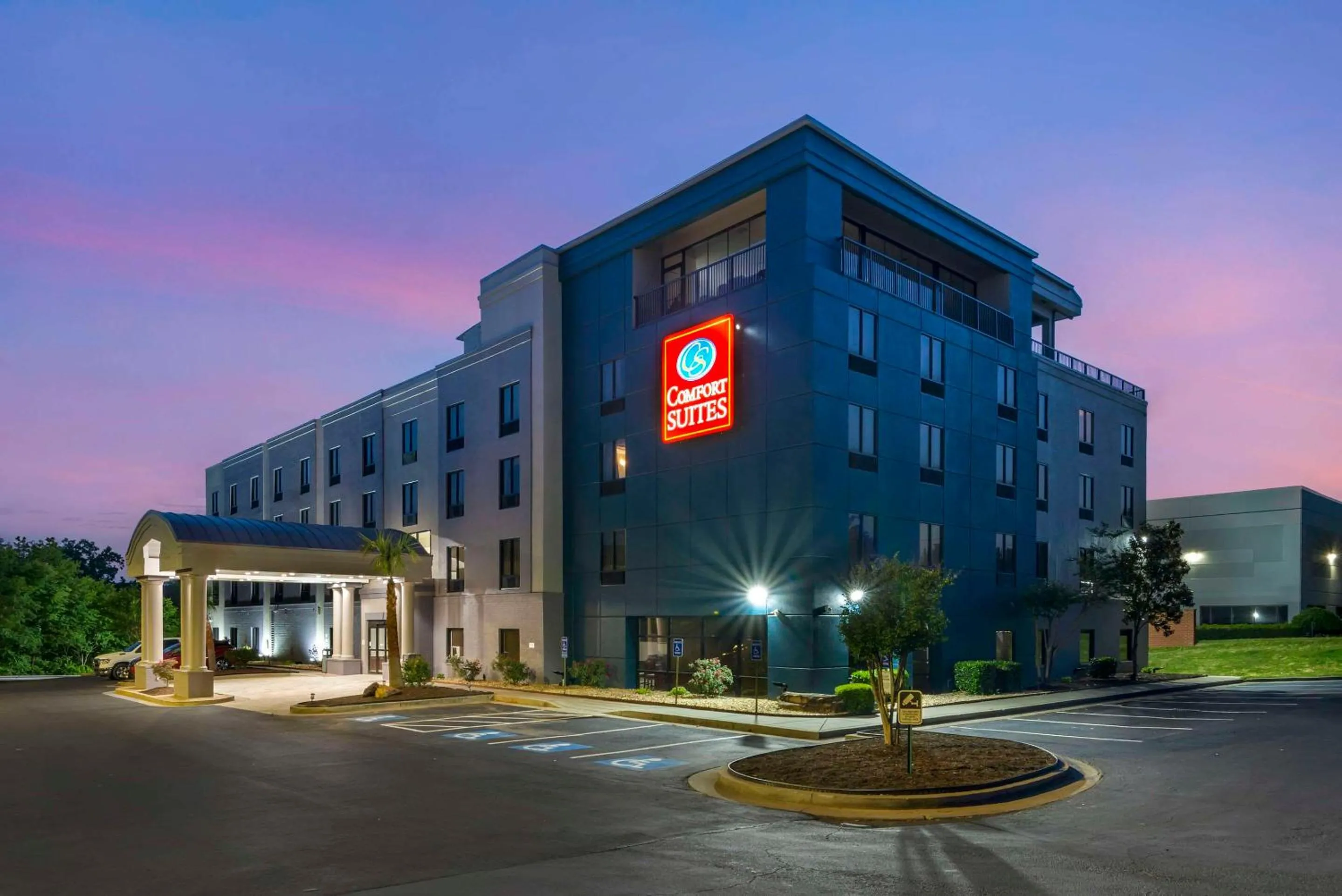 Property building in Comfort Suites Atlanta Airport