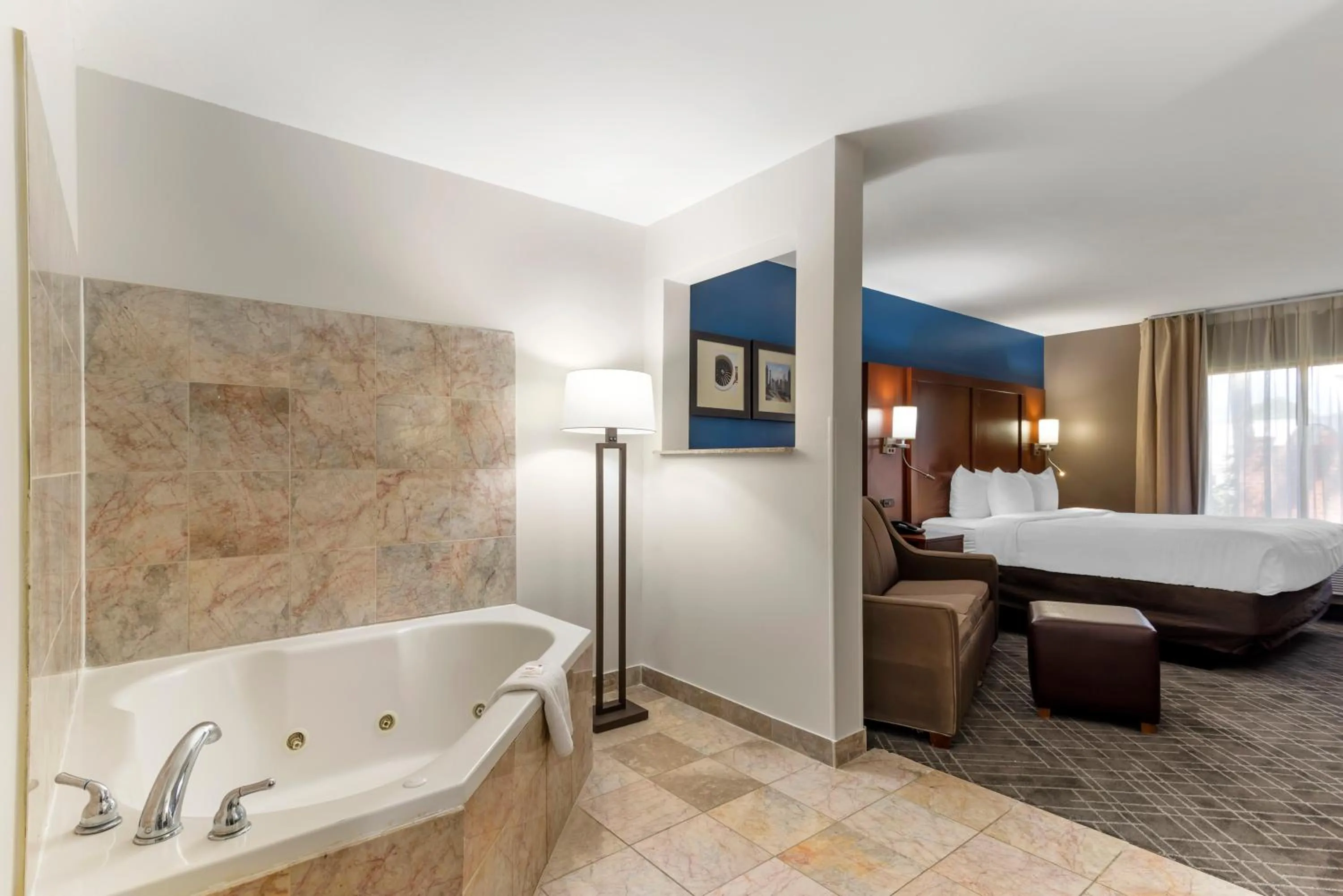 Bath, Bed in Comfort Suites Atlanta Airport