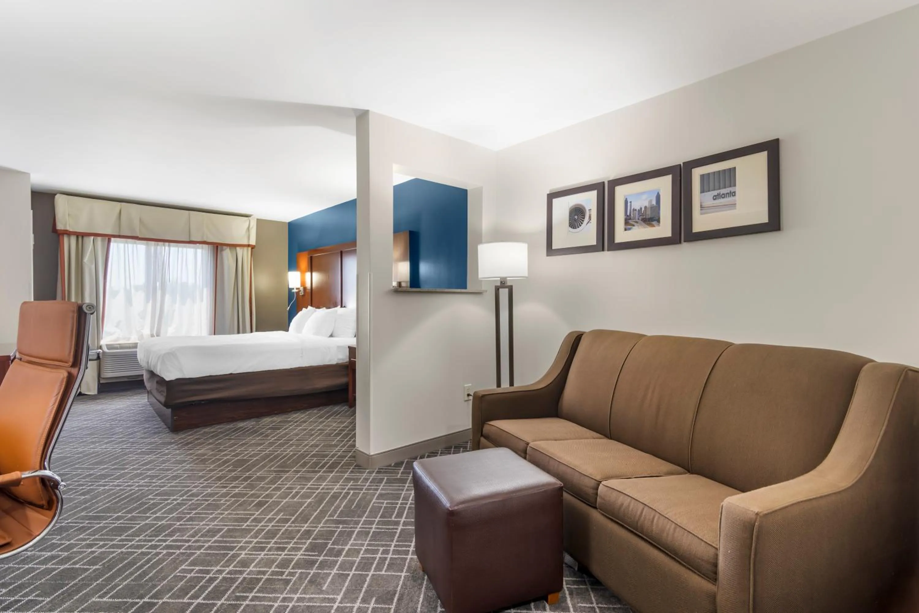 Photo of the whole room, Bed in Comfort Suites Atlanta Airport