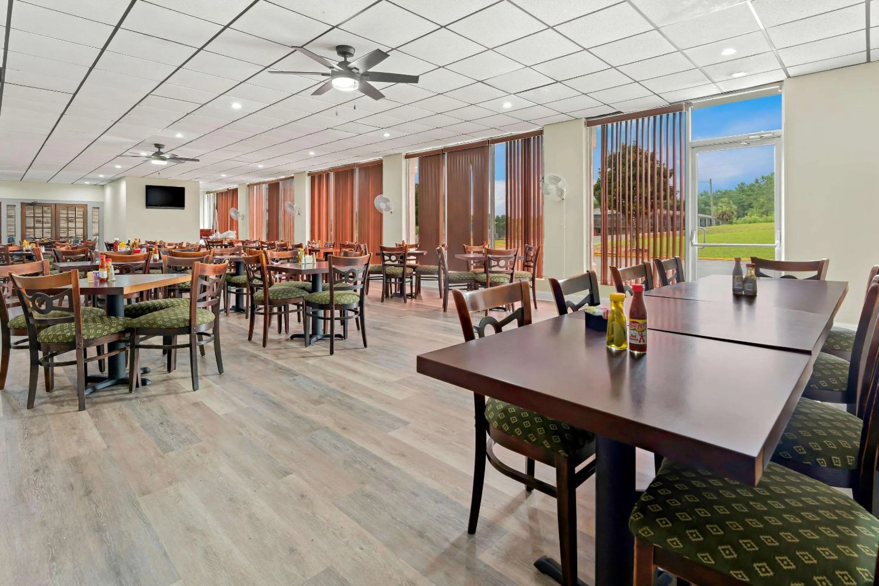 Restaurant/places to eat in Quality Inn Americus