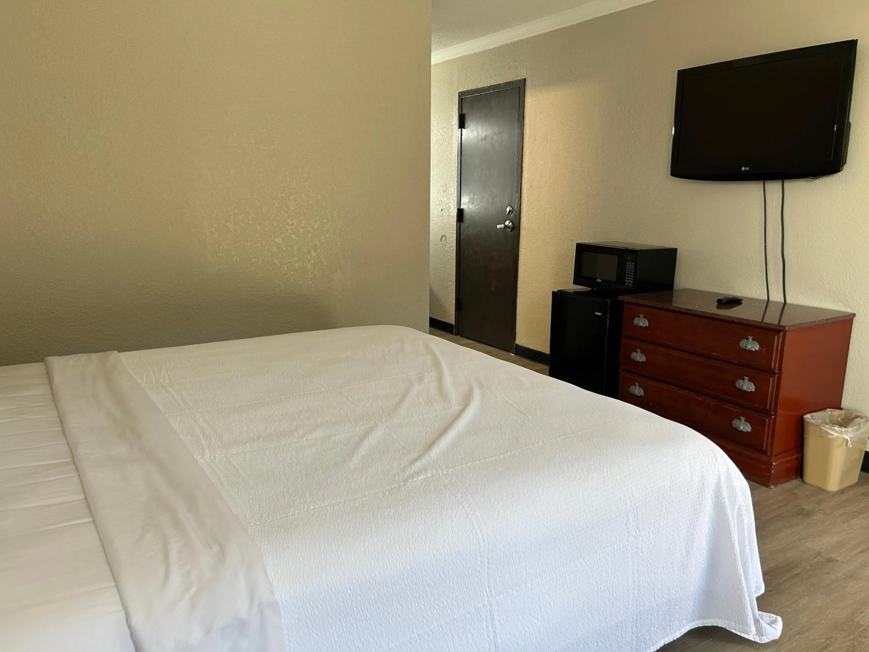 Photo of the whole room, Bed in Days Inn by Wyndham Hinesville Near Fort Stewart, Newly Renovated, Free Hot Breakfast, Restaurant and Bar