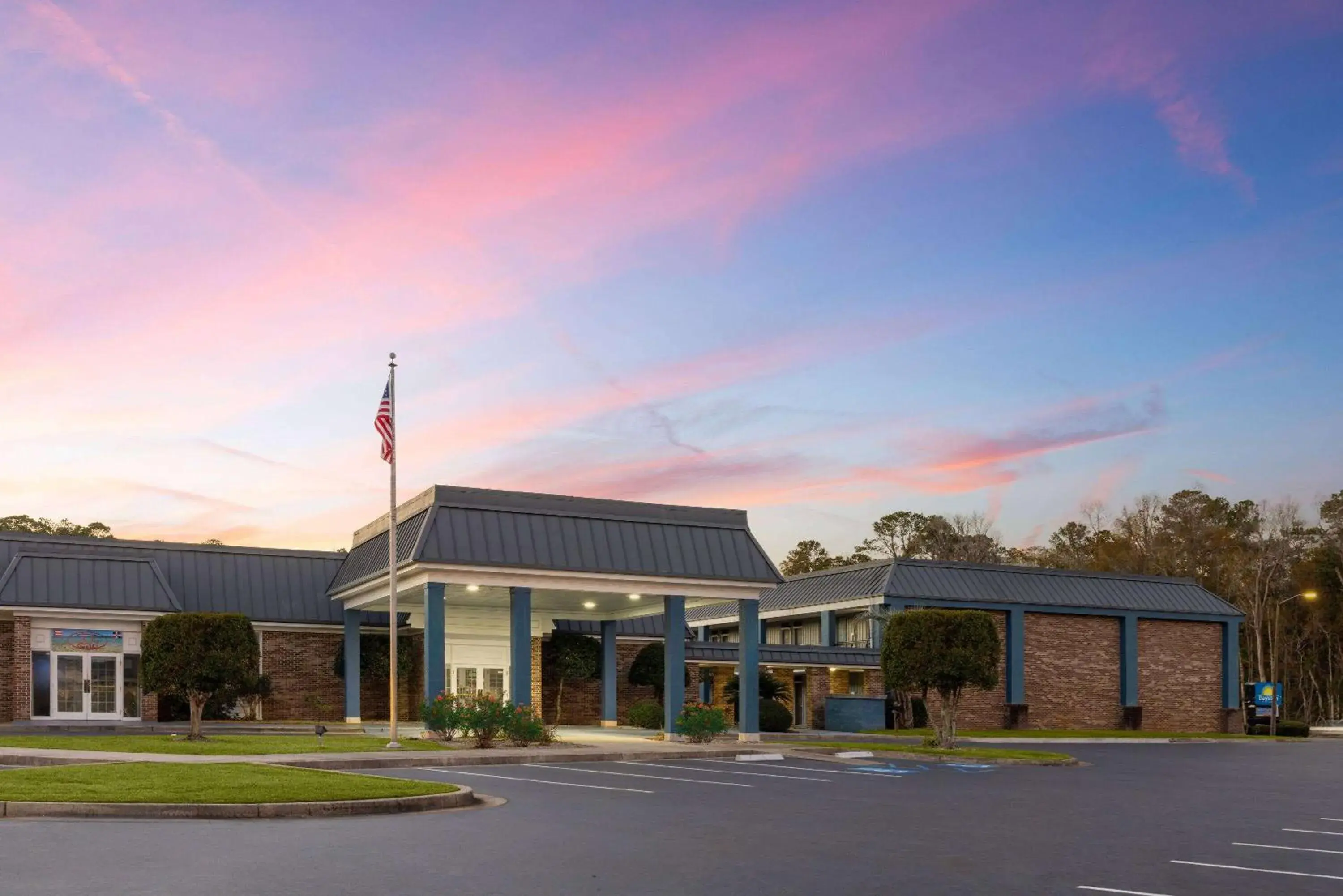 Days Inn by Wyndham Hinesville Near Fort Stewart, Newly Renovated, Free Hot Breakfast, Restaurant and Bar Days Inn by Wyndham Hinesville Near Fort Stewart, Newly Renovated, Free Hot Breakfast, Restaurant and Bar