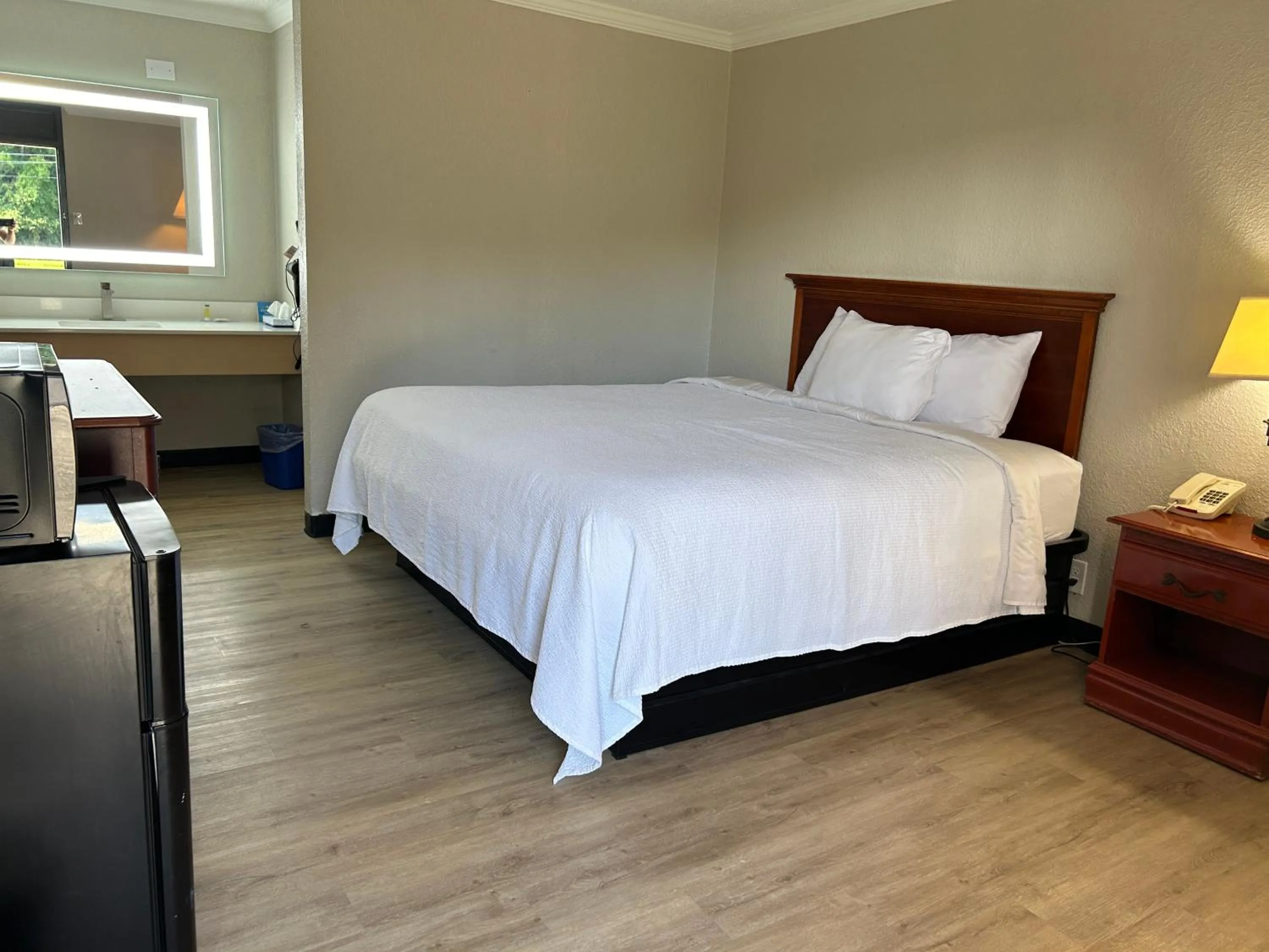 Bed in Days Inn by Wyndham Hinesville Near Fort Stewart, Newly Renovated, Free Hot Breakfast, Restaurant and Bar