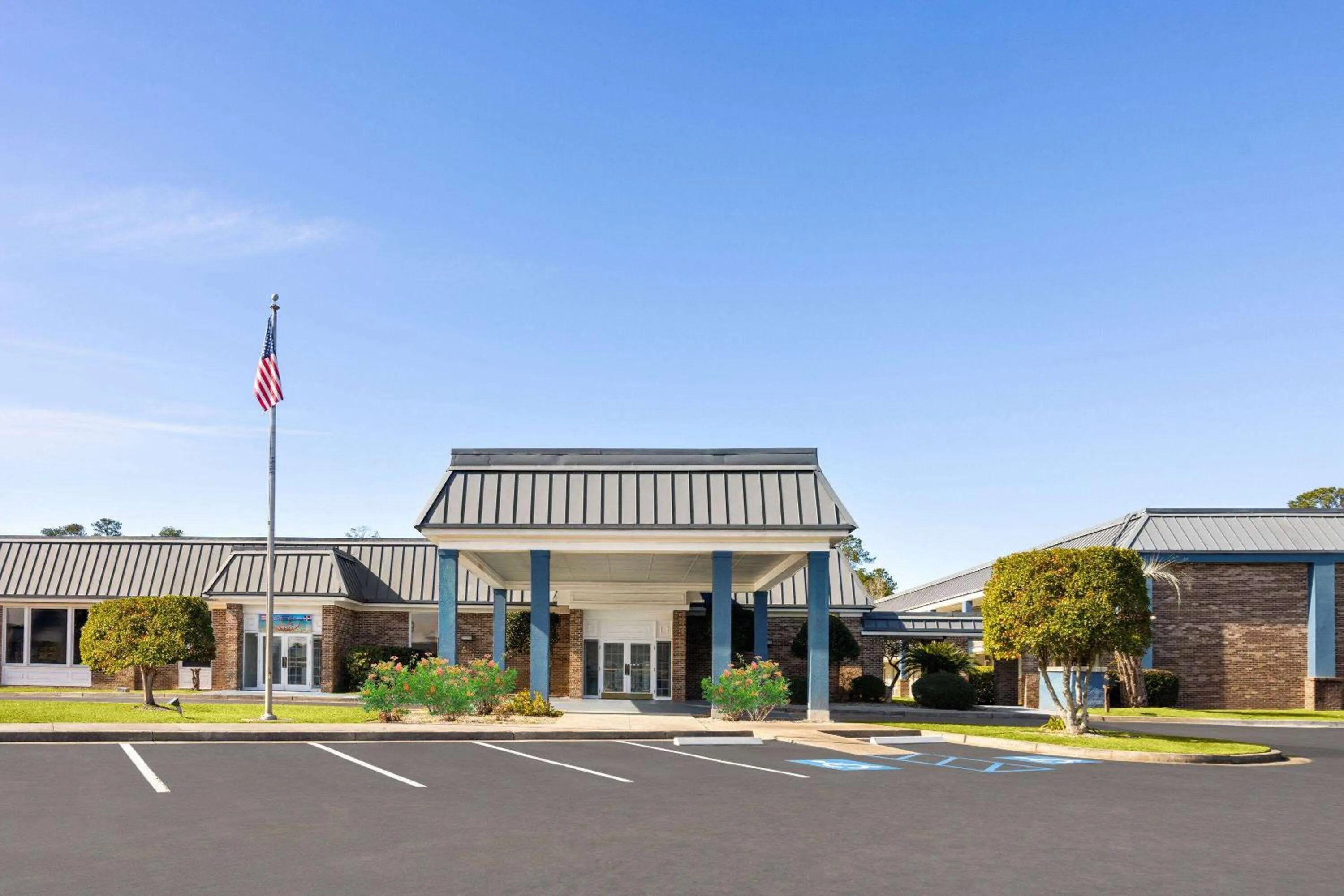 Property building in Days Inn by Wyndham Hinesville Near Fort Stewart, Newly Renovated, Free Hot Breakfast, Restaurant and Bar