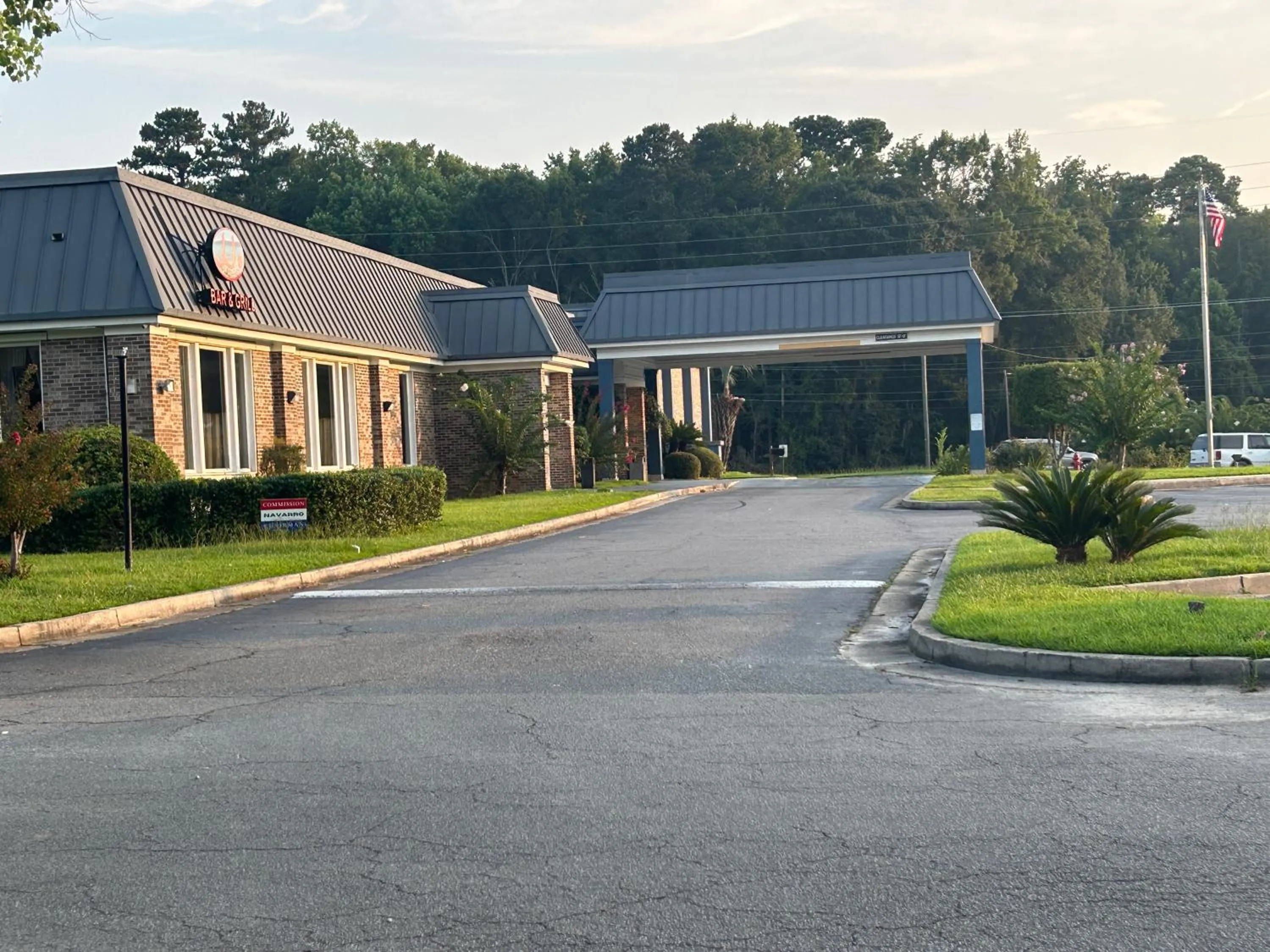 Property building in Days Inn by Wyndham Hinesville Near Fort Stewart, Newly Renovated, Free Hot Breakfast, Restaurant and Bar