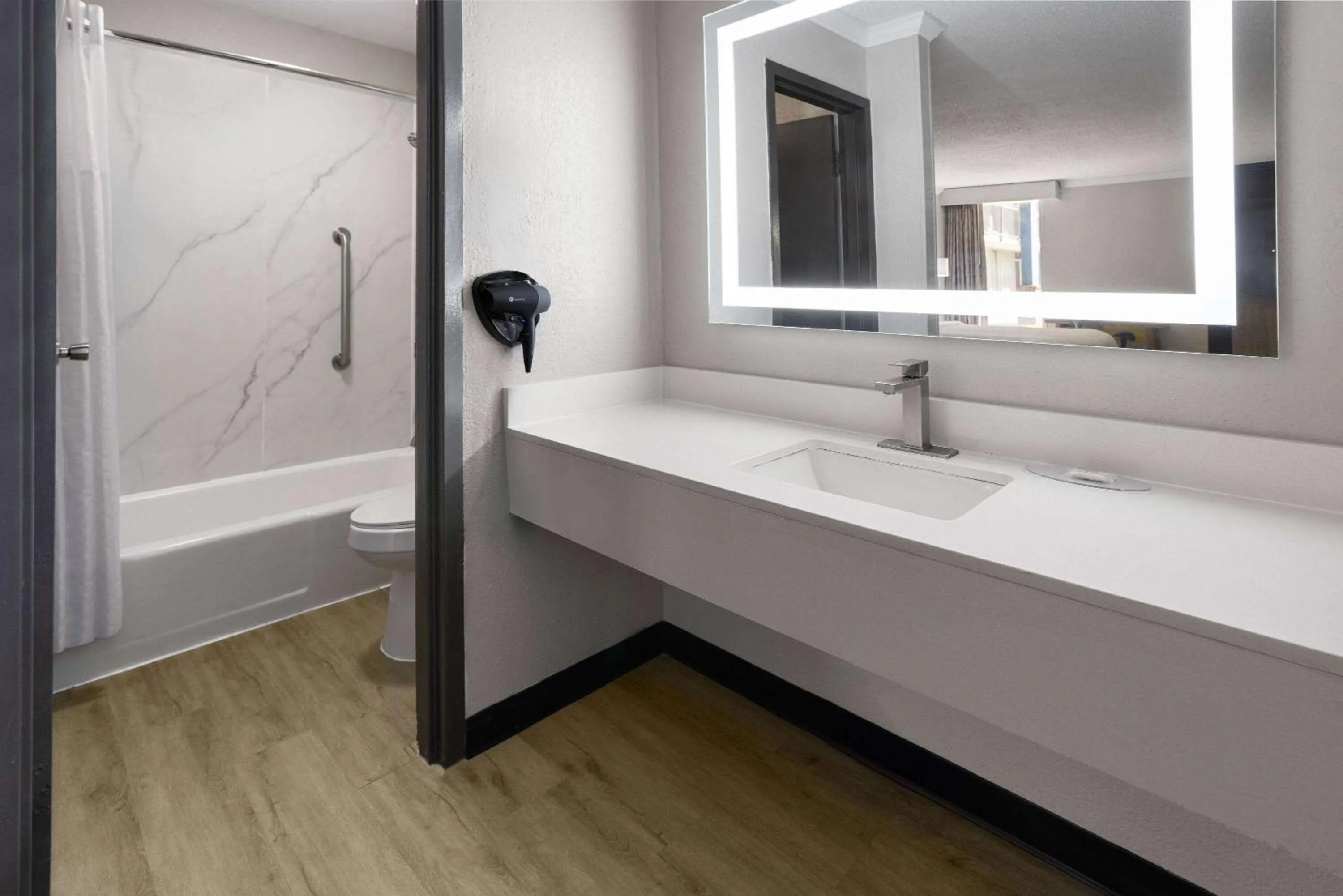 Toilet, Bed in Days Inn by Wyndham Hinesville Near Fort Stewart, Newly Renovated, Free Hot Breakfast, Restaurant and Bar