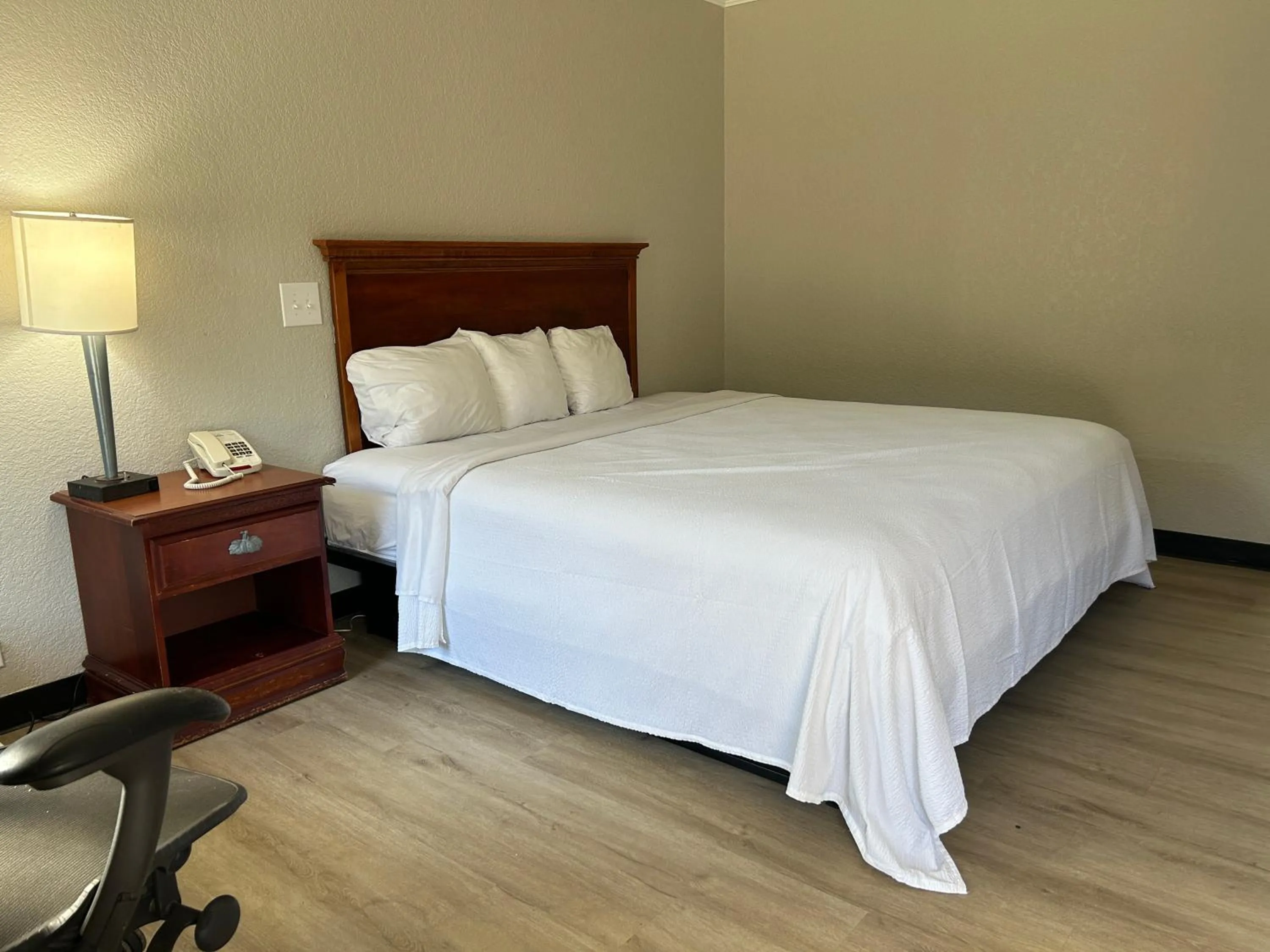 Bedroom, Bed in Days Inn by Wyndham Hinesville Near Fort Stewart, Newly Renovated, Free Hot Breakfast, Restaurant and Bar