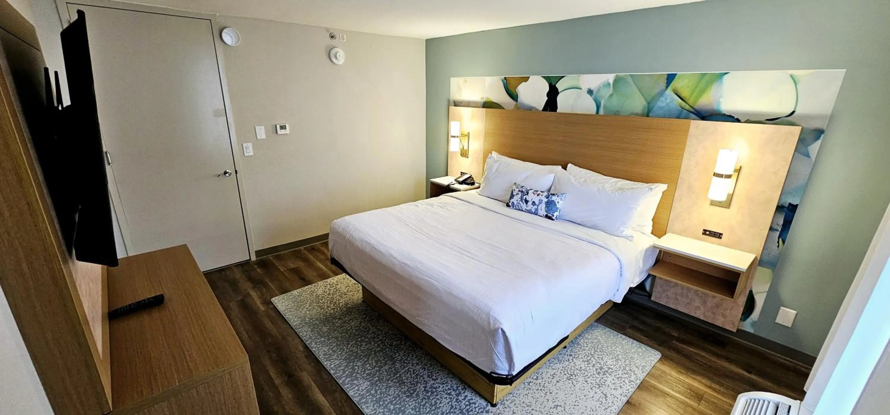 Bedroom, Bed in Wyndham Garden Atlanta Airport