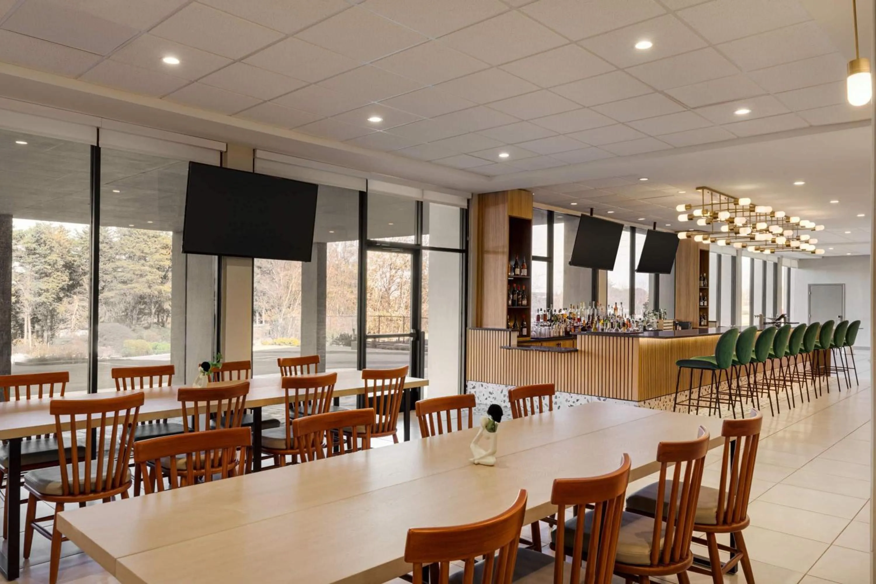 Restaurant/places to eat in Wyndham Garden Atlanta Airport