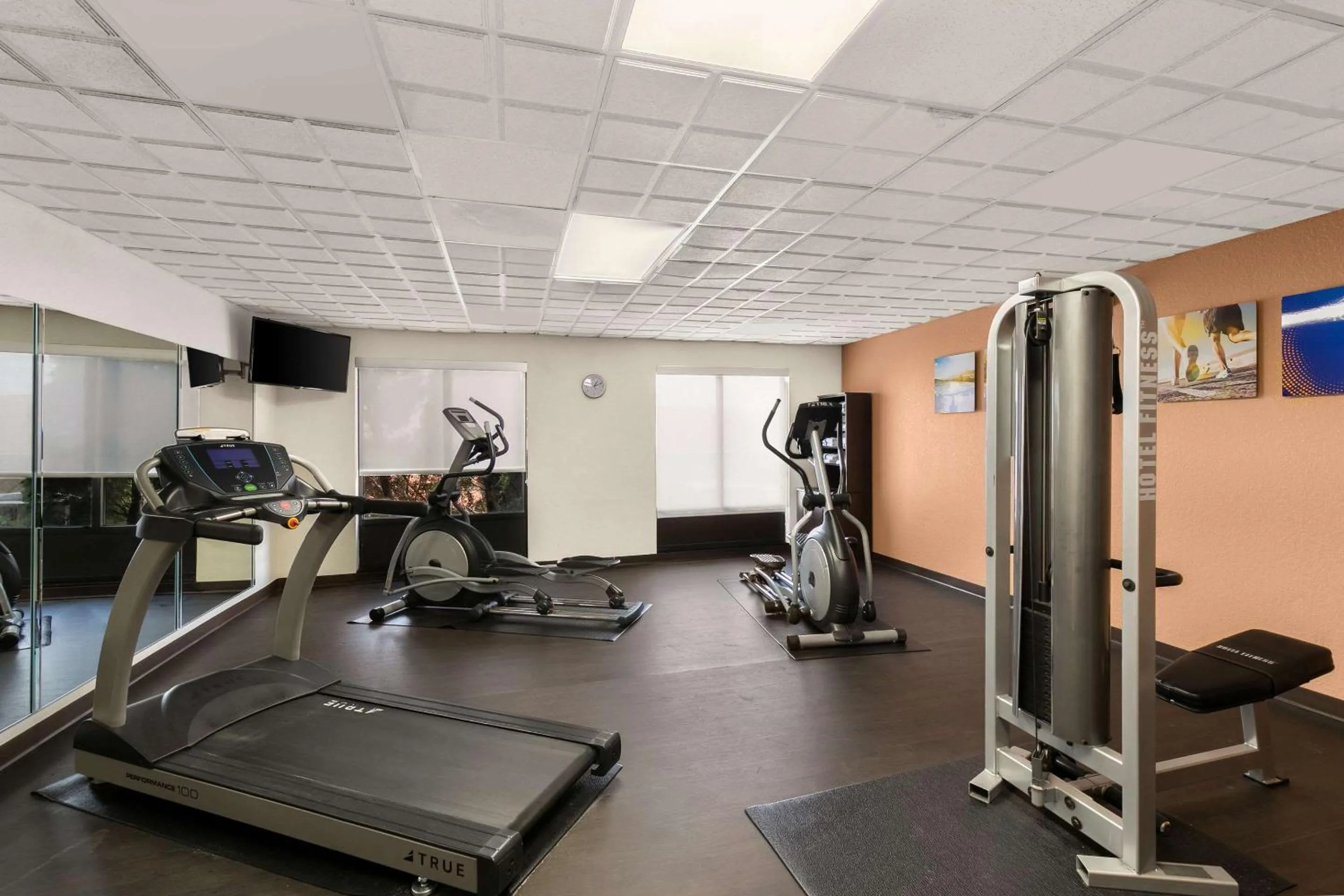 Fitness centre/facilities in Comfort Suites Commerce