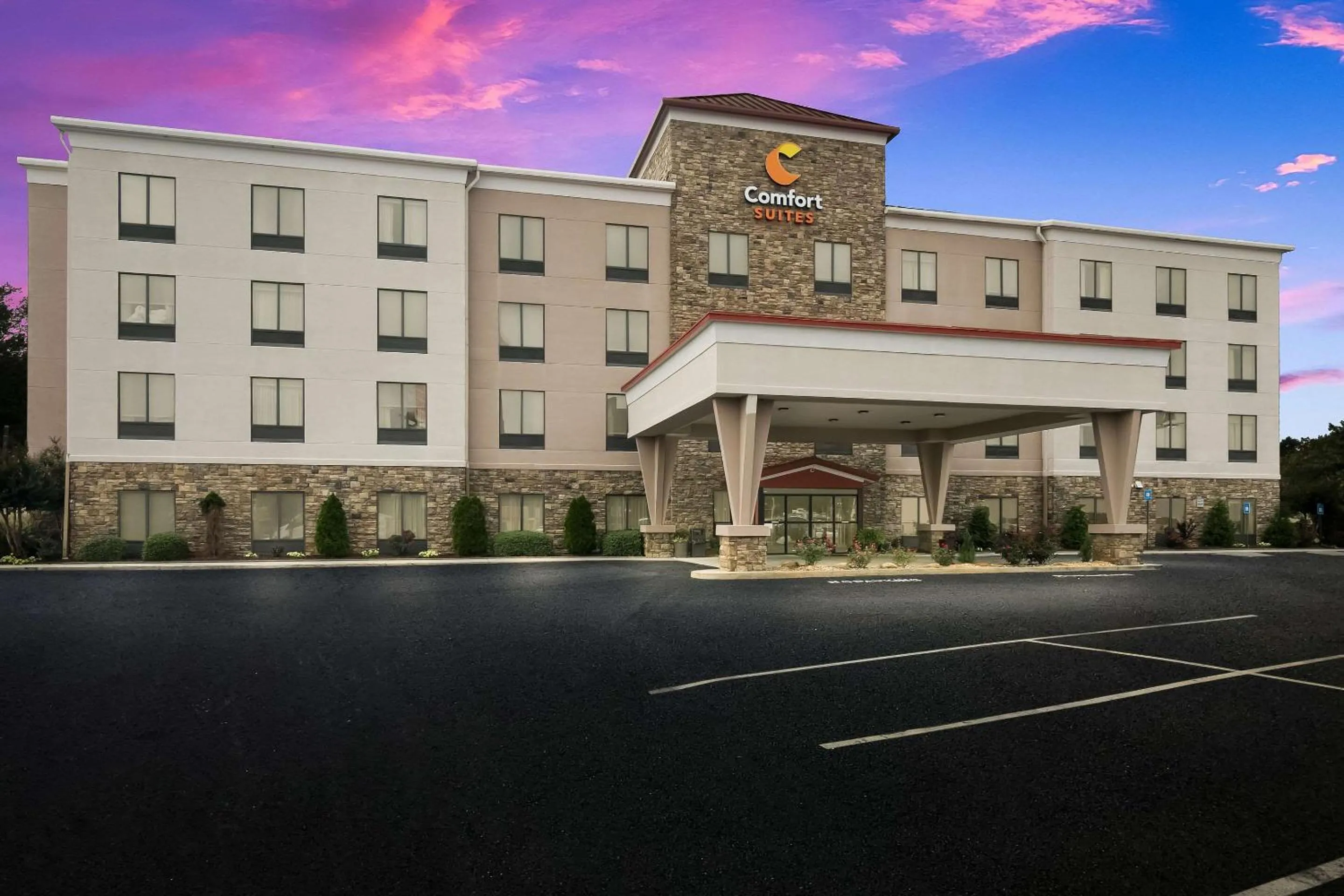 Property building in Comfort Suites Commerce