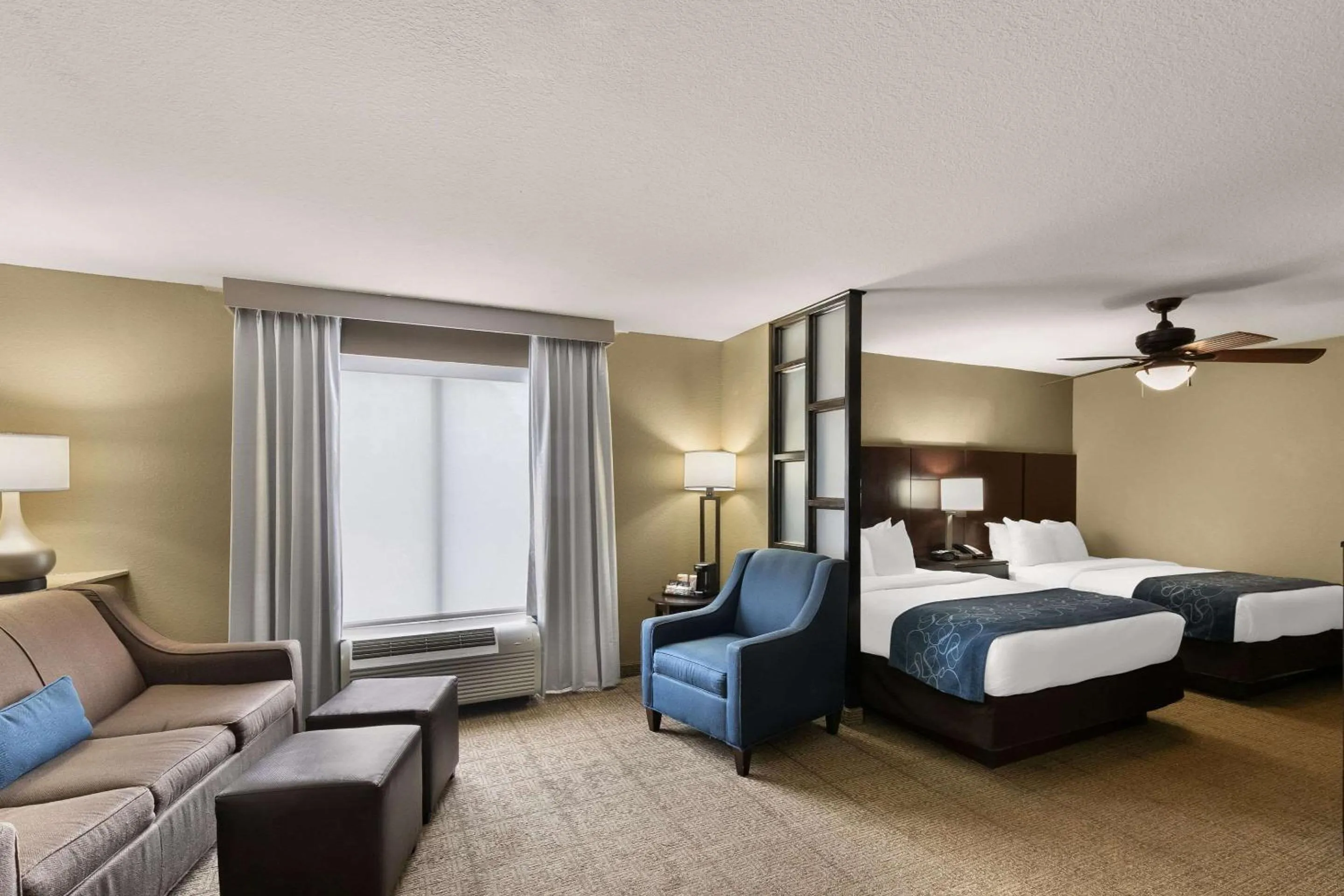 Bedroom, Bed in Comfort Suites Commerce