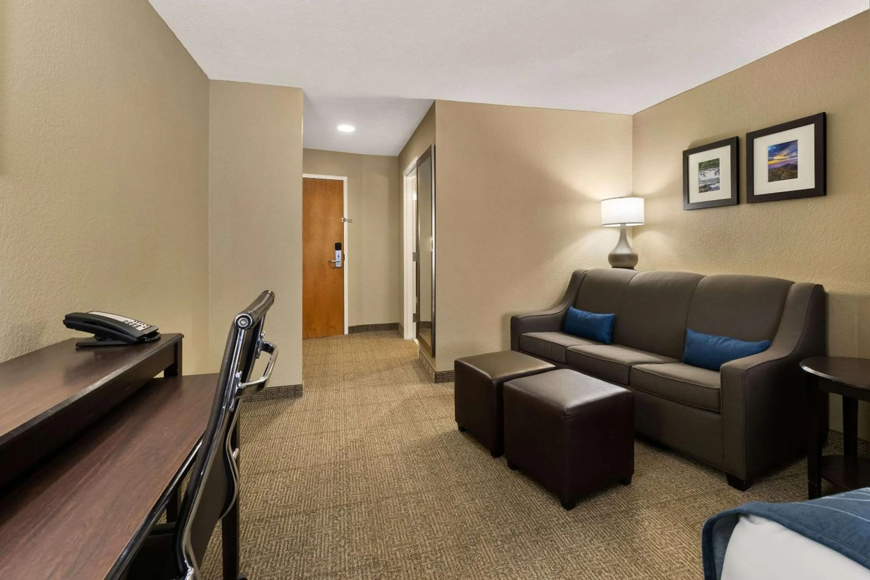 Bedroom in Comfort Suites Commerce