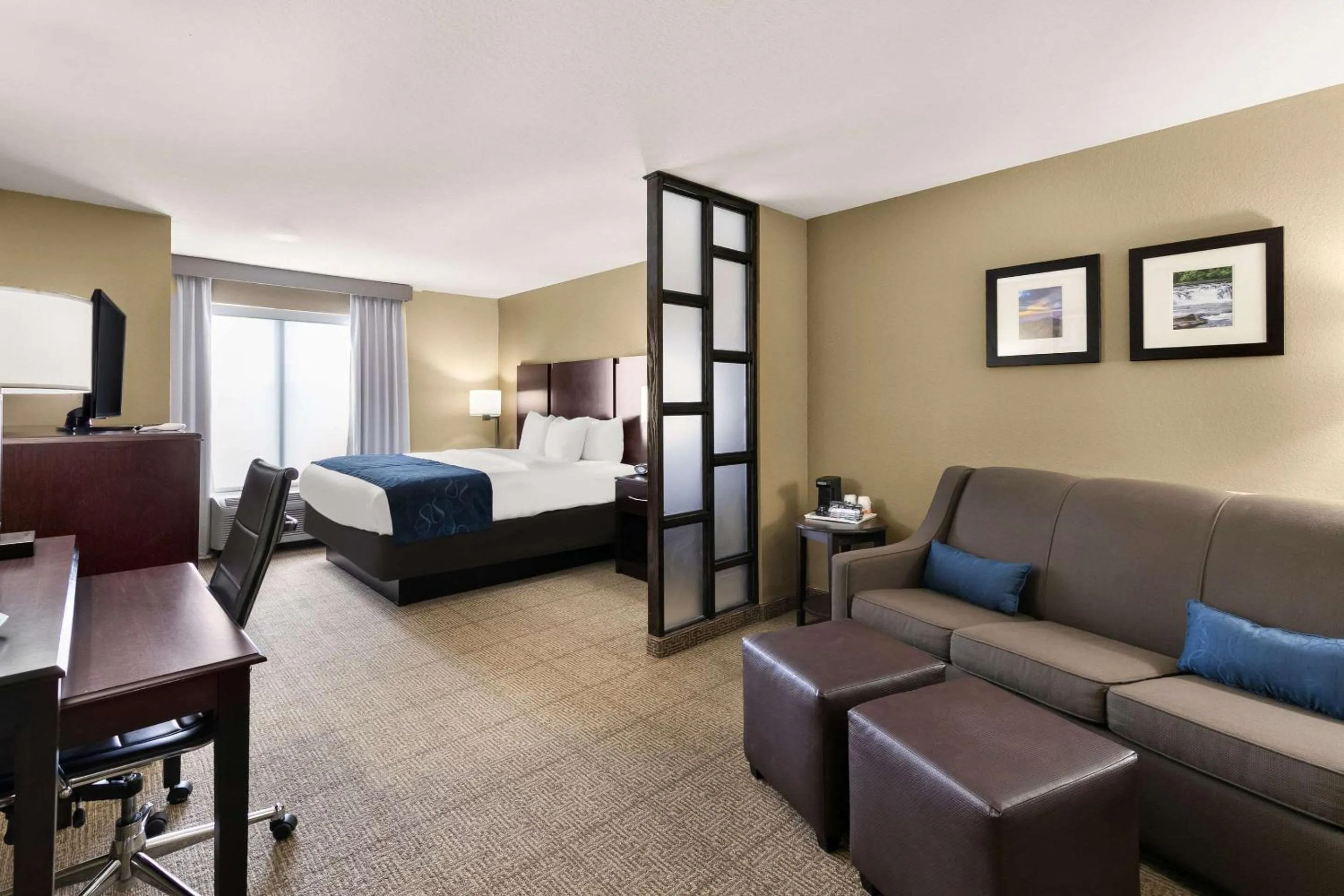 Bedroom, Bed in Comfort Suites Commerce