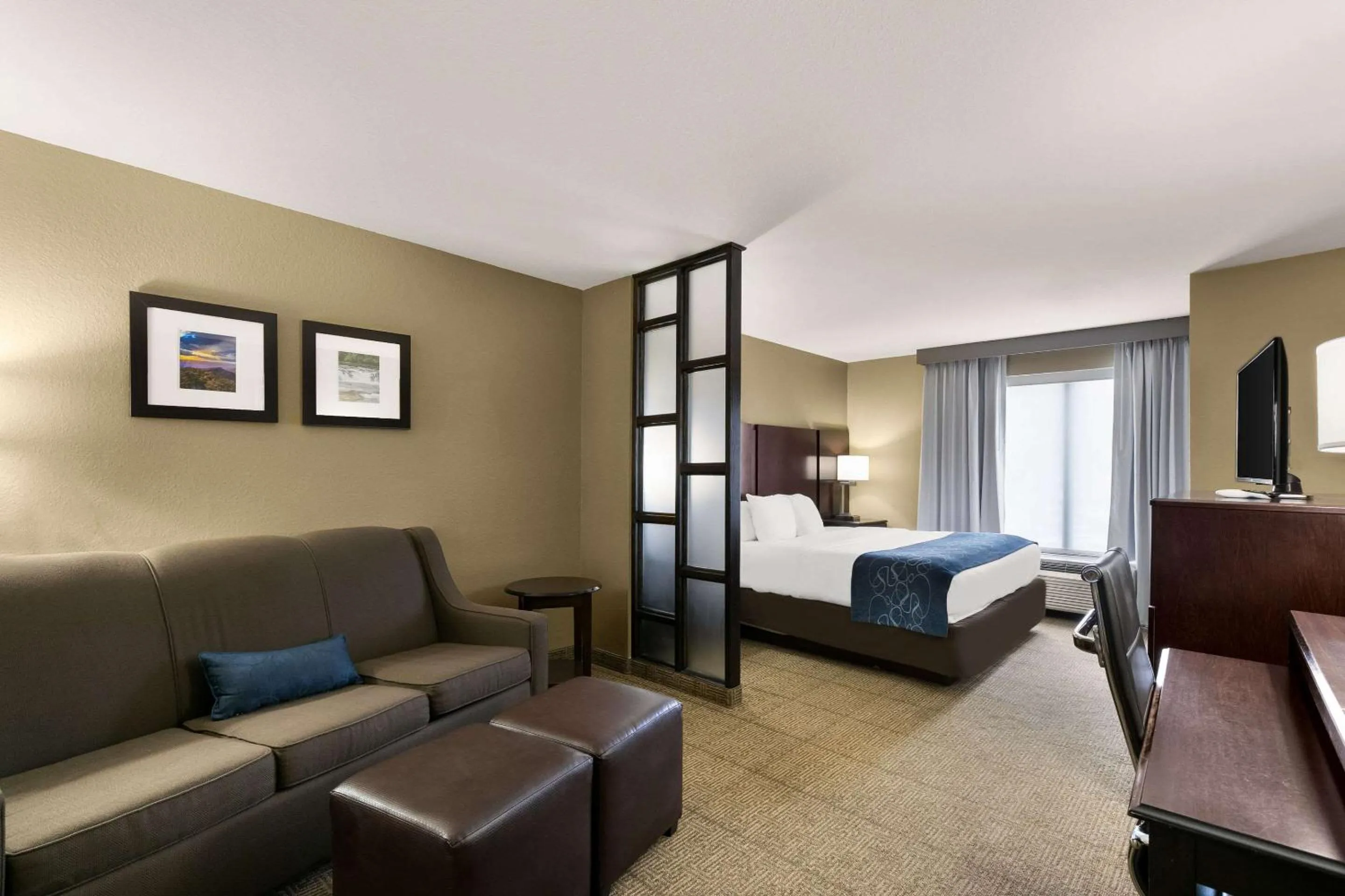 Bedroom, Bed in Comfort Suites Commerce