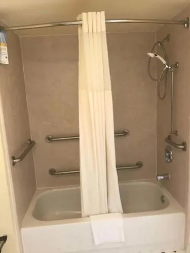 Bathroom in Quality Inn Byron - Warner Robins