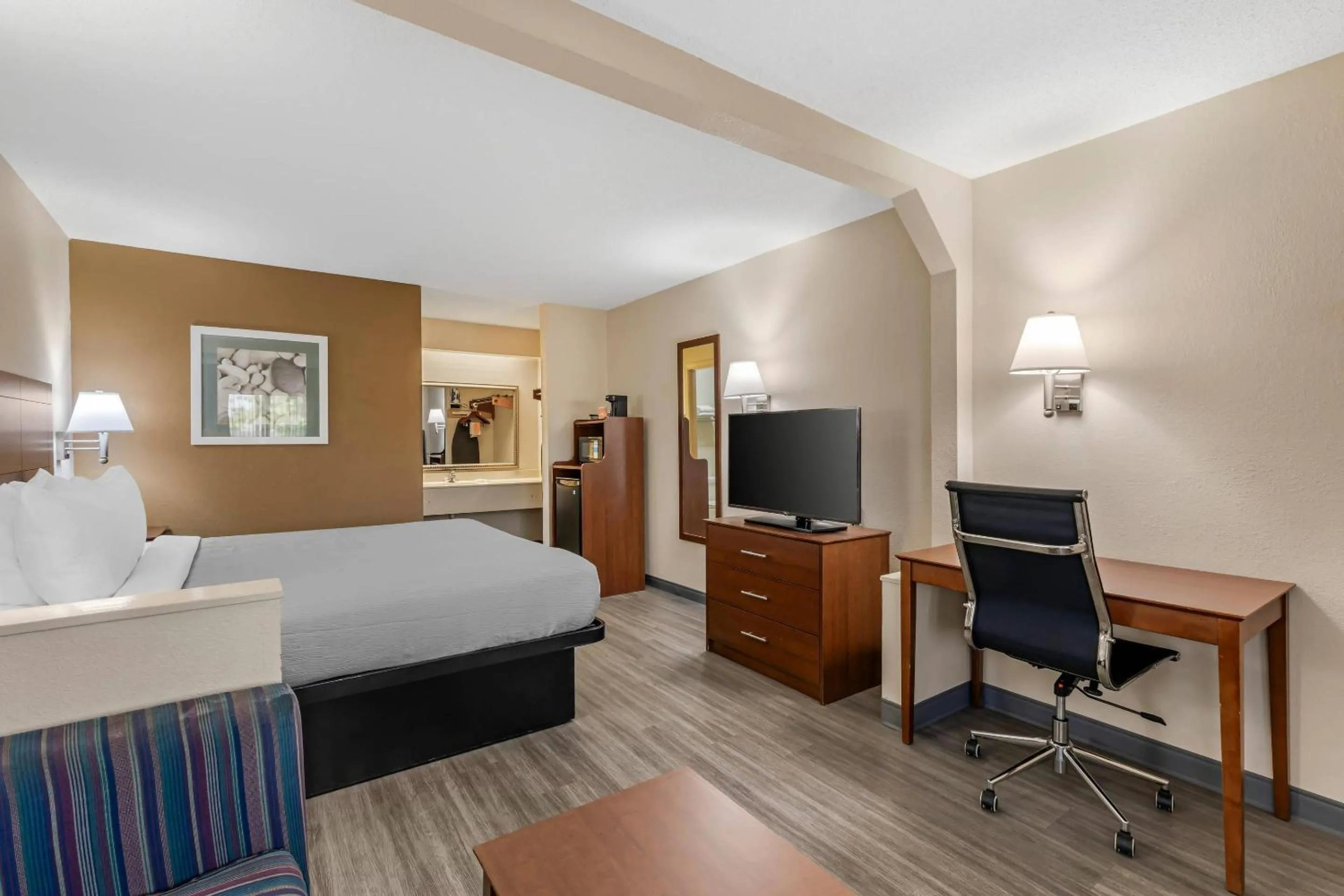 Bedroom, Bed in Quality Inn & Suites Stockbridge Atlanta South I-75