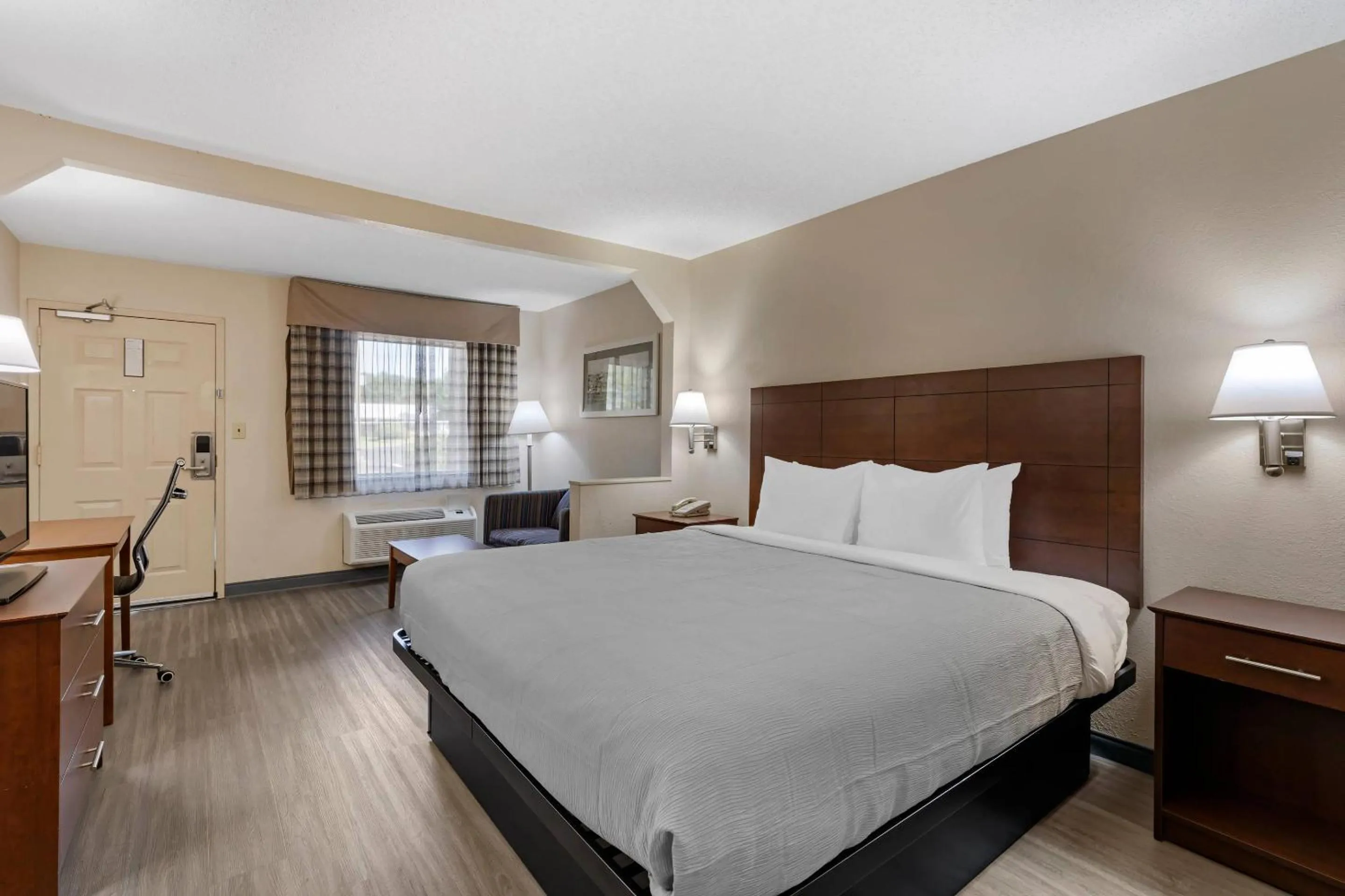 Bedroom, Bed in Quality Inn & Suites Stockbridge Atlanta South I-75