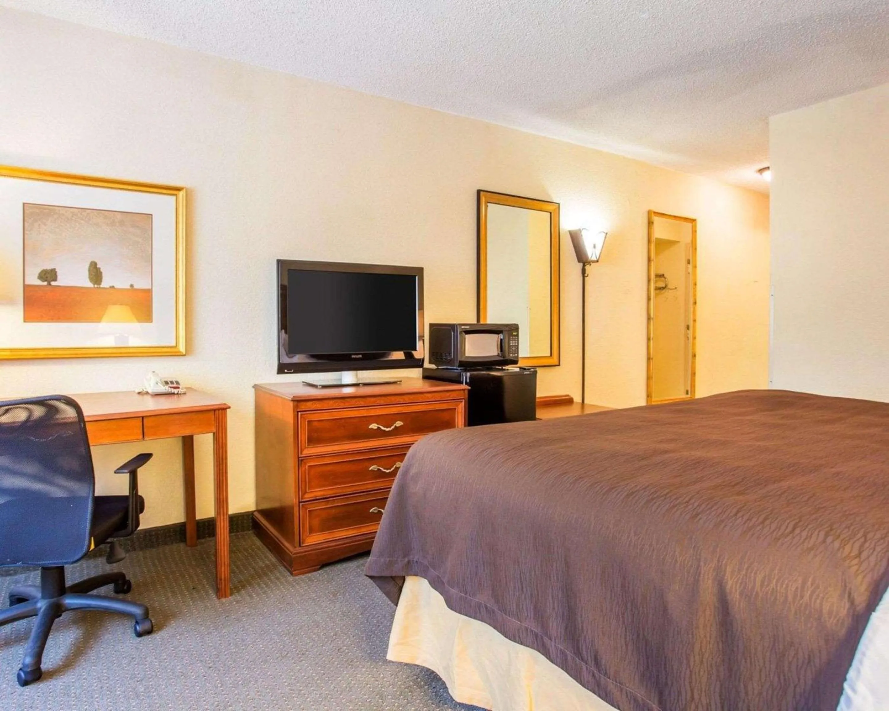Photo of the whole room, Bed in Budgetel Inn & Suites Atlanta