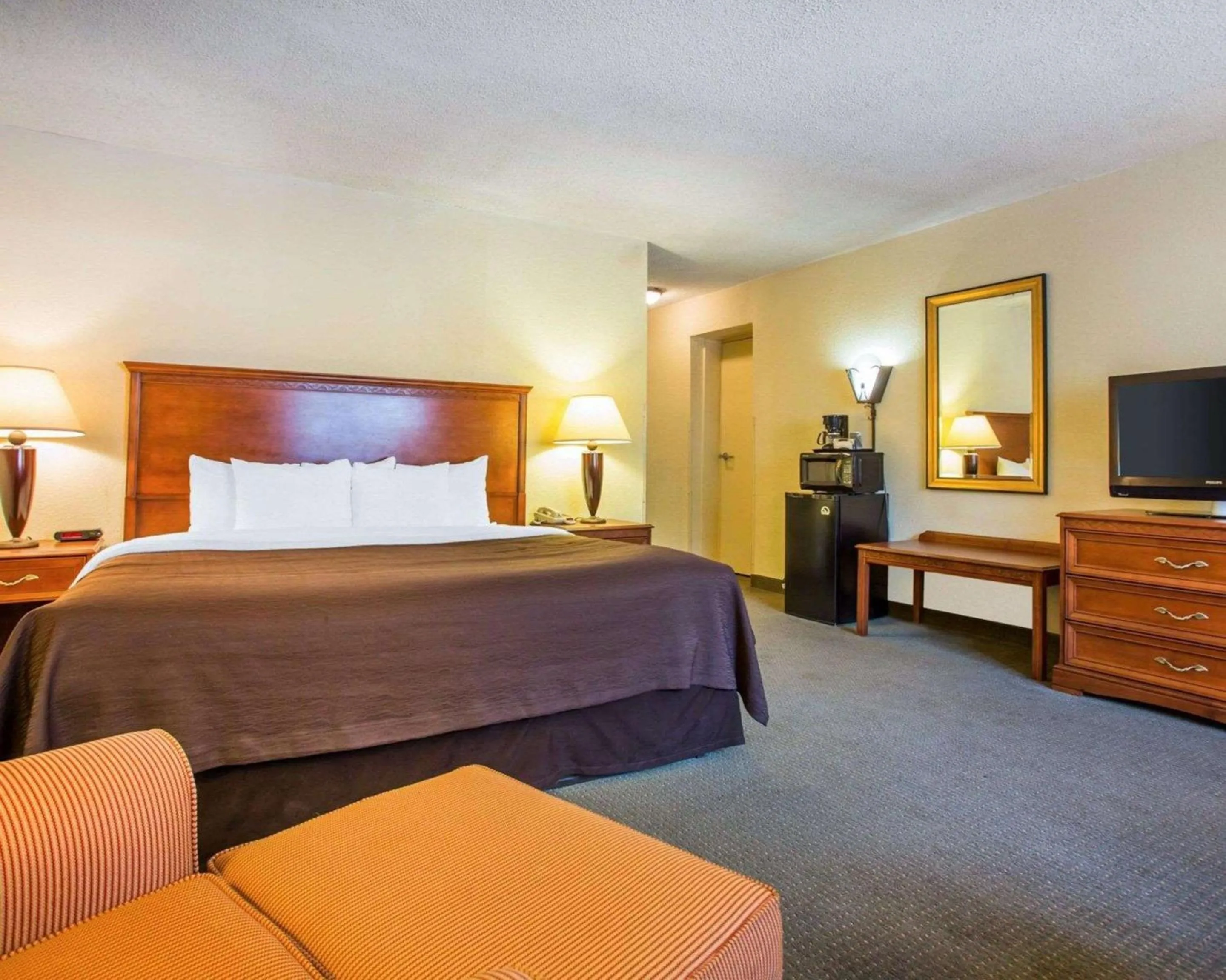 Photo of the whole room, Bed in Budgetel Inn & Suites Atlanta