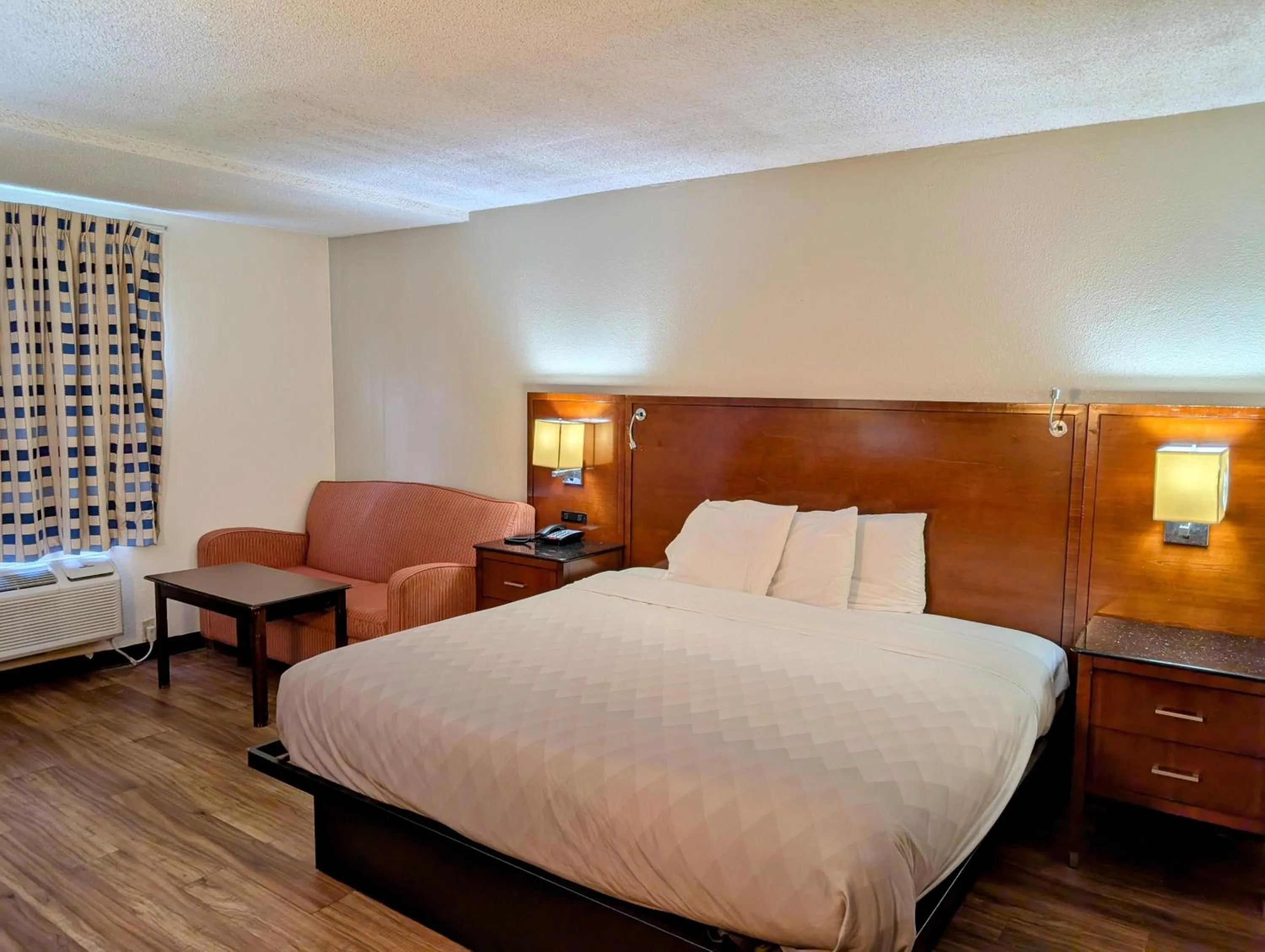 Bed in Travelodge by Wyndham Forsyth