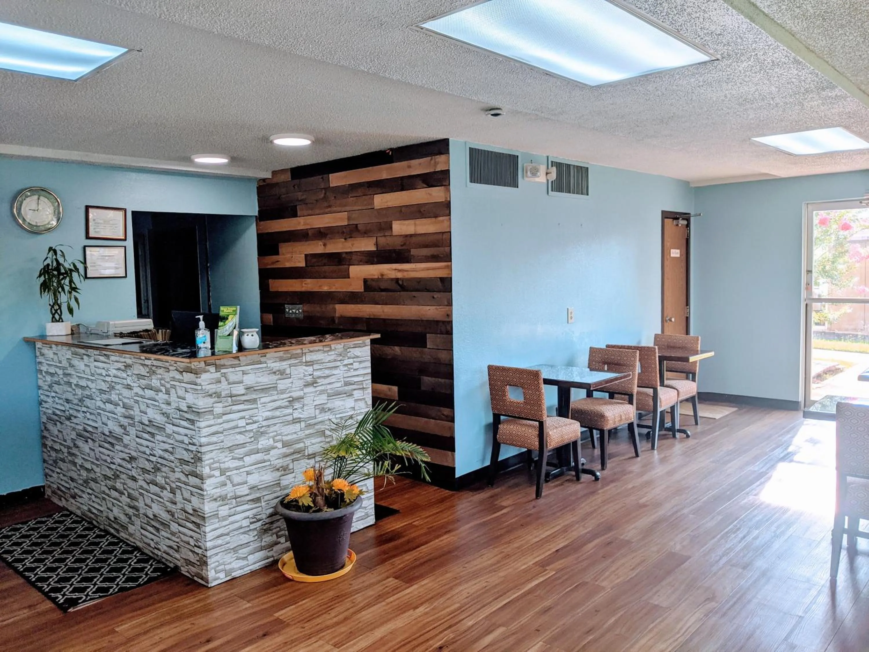 Lobby or reception in Travelodge by Wyndham Forsyth