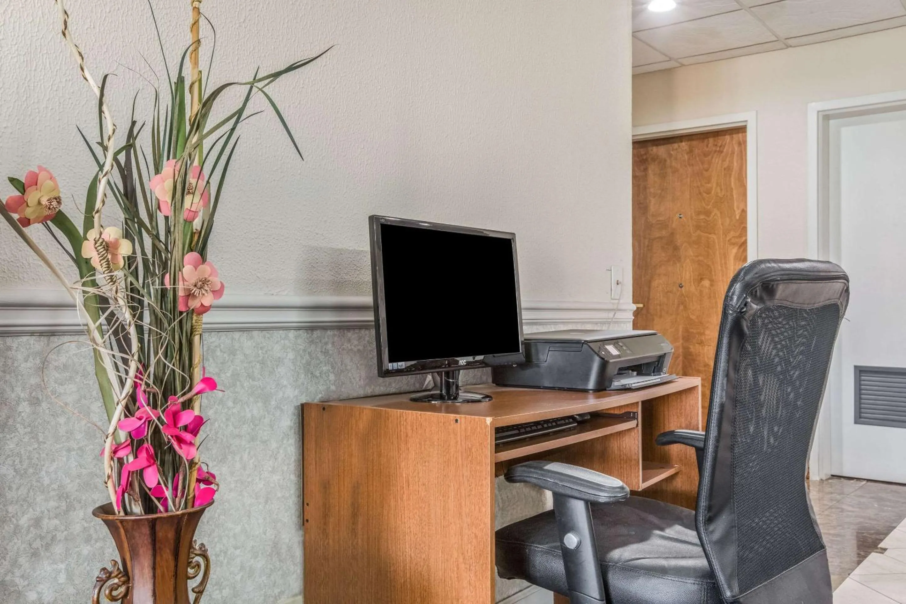 Business facilities in Econo Lodge Inn & Suites Marietta near Dobbins ARB