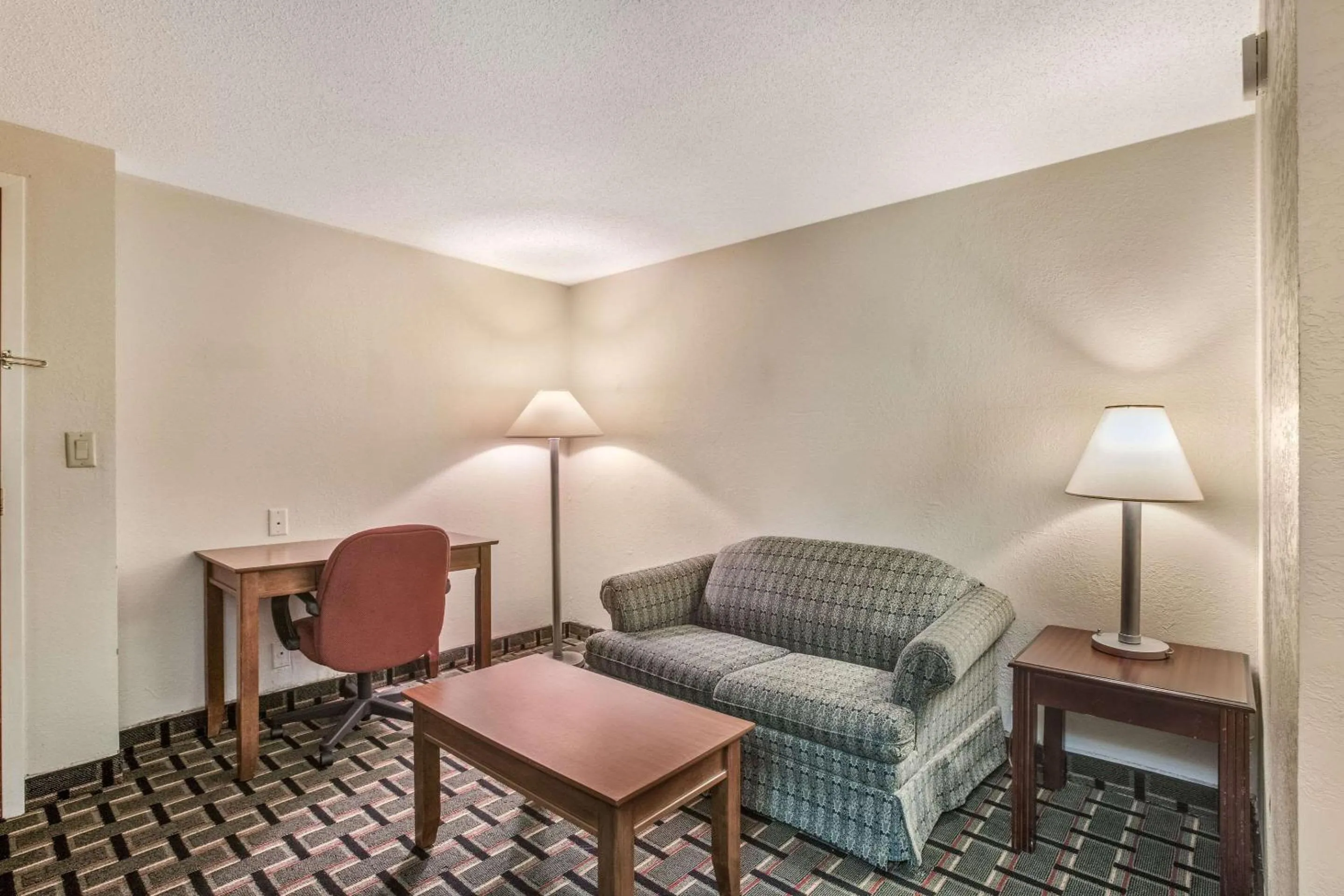 Bedroom in Econo Lodge Inn & Suites Marietta near Dobbins ARB
