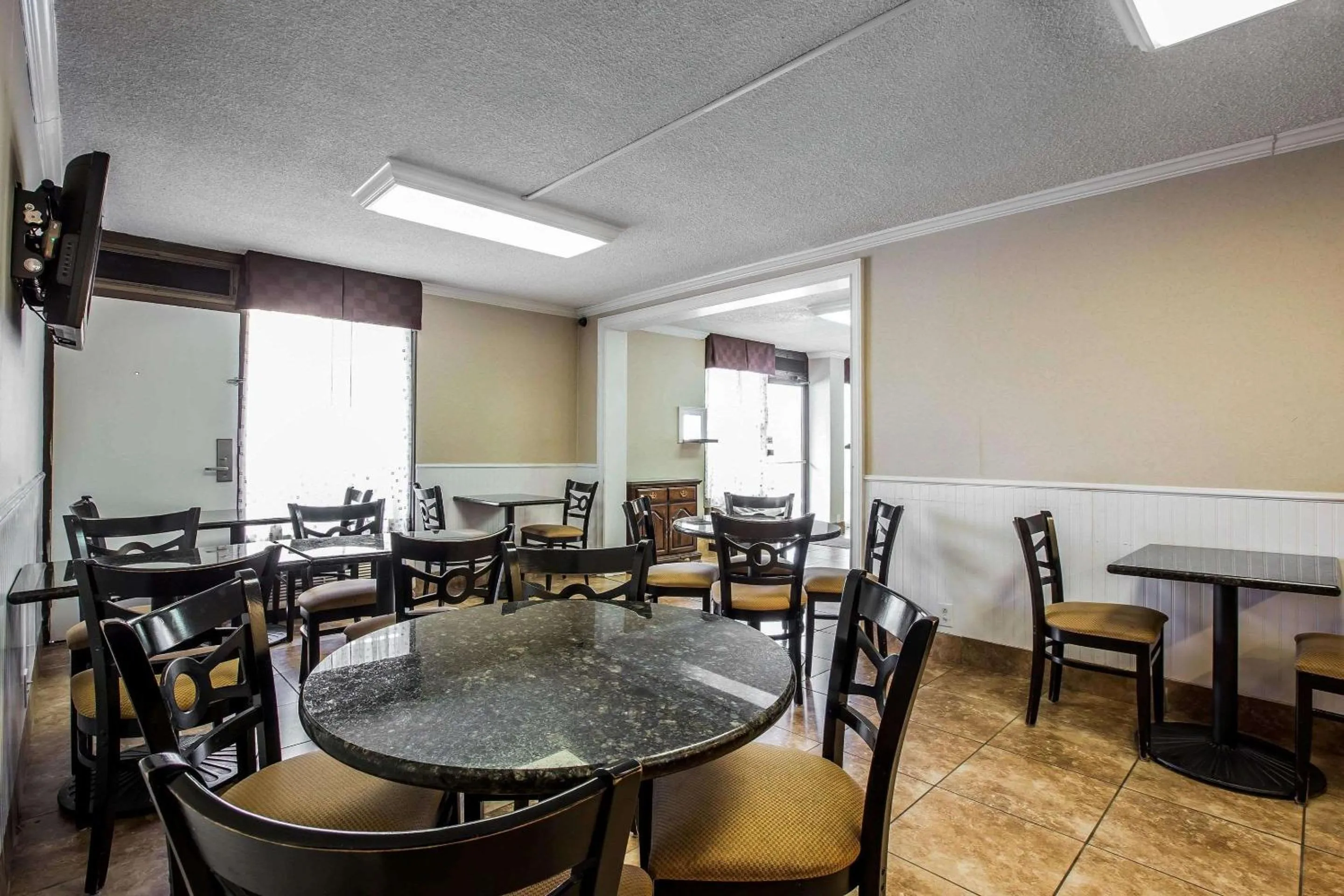 Restaurant/places to eat in Quality Inn Madison