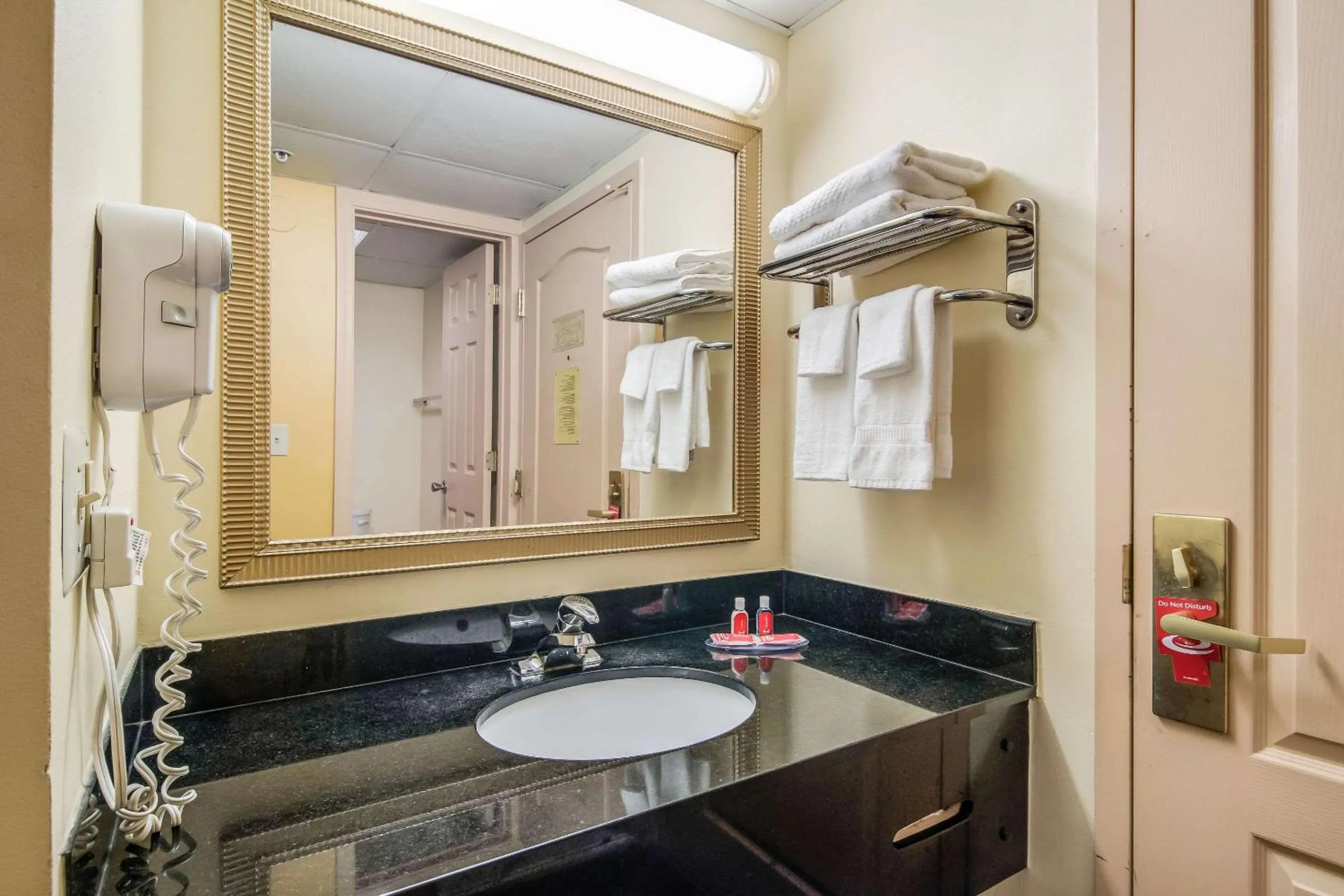 Bathroom in Econo Lodge At Six Flags