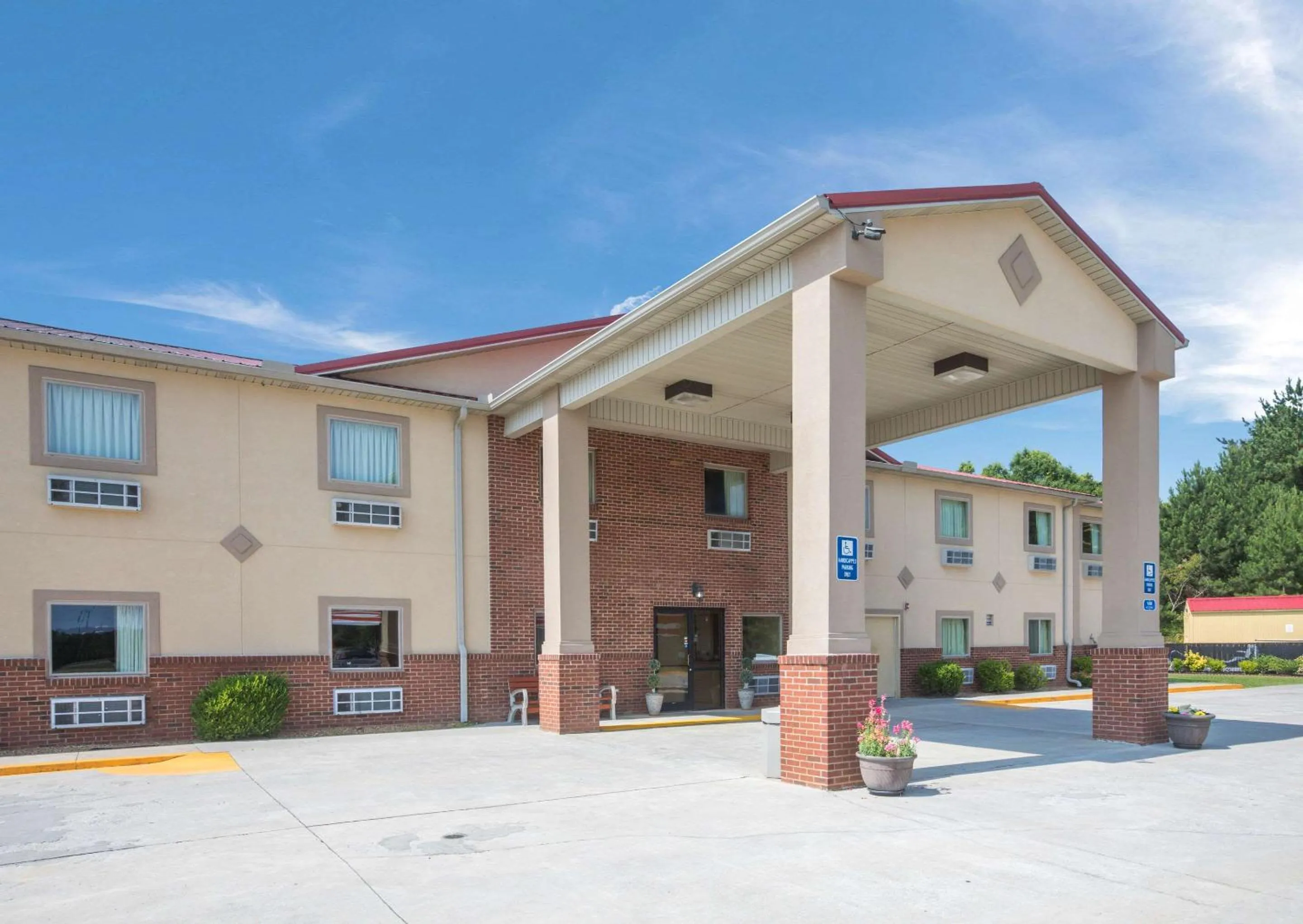 Property building in Econo Lodge Inn & Suites Rockmart