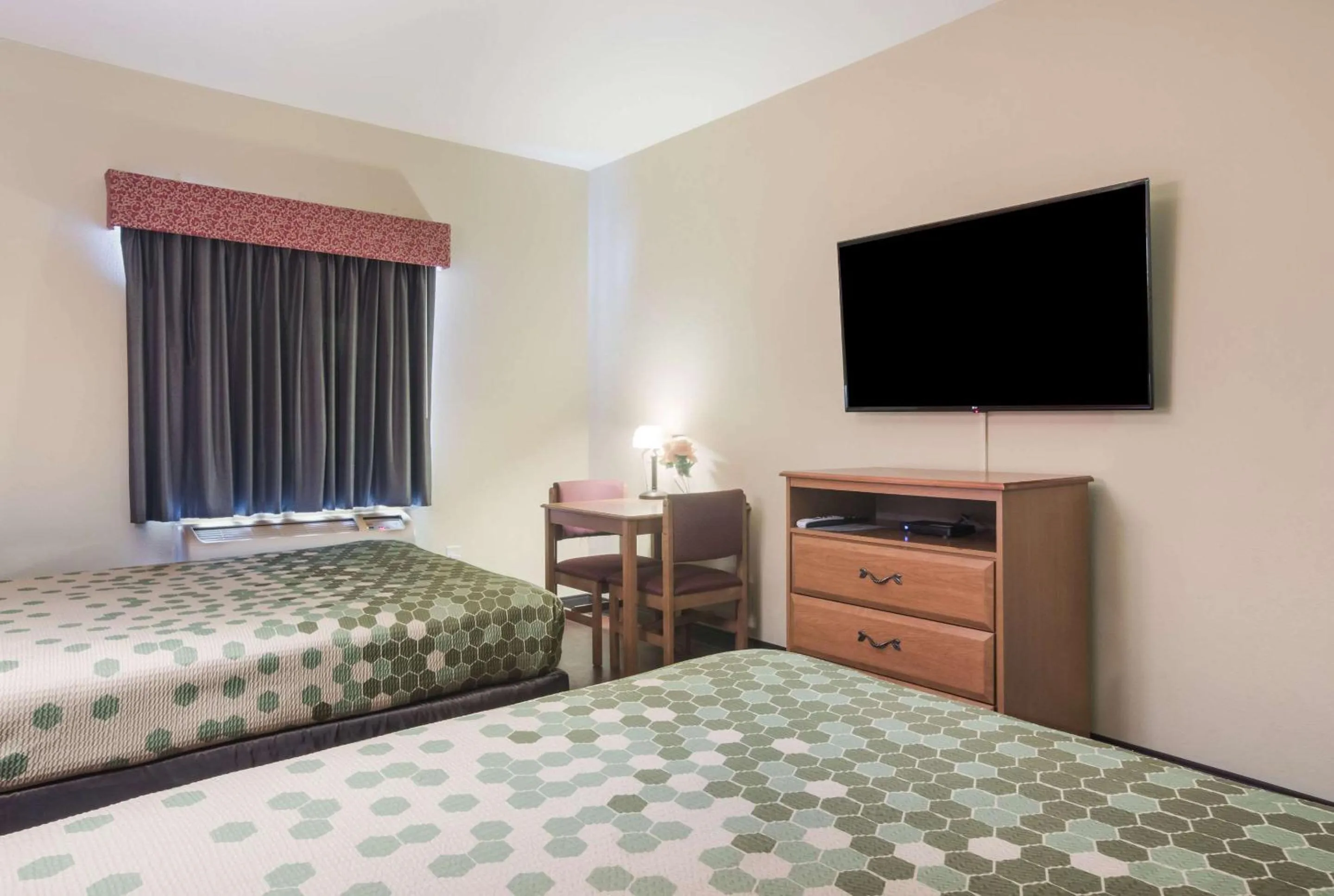 Photo of the whole room, Bed in Econo Lodge Inn & Suites Rockmart