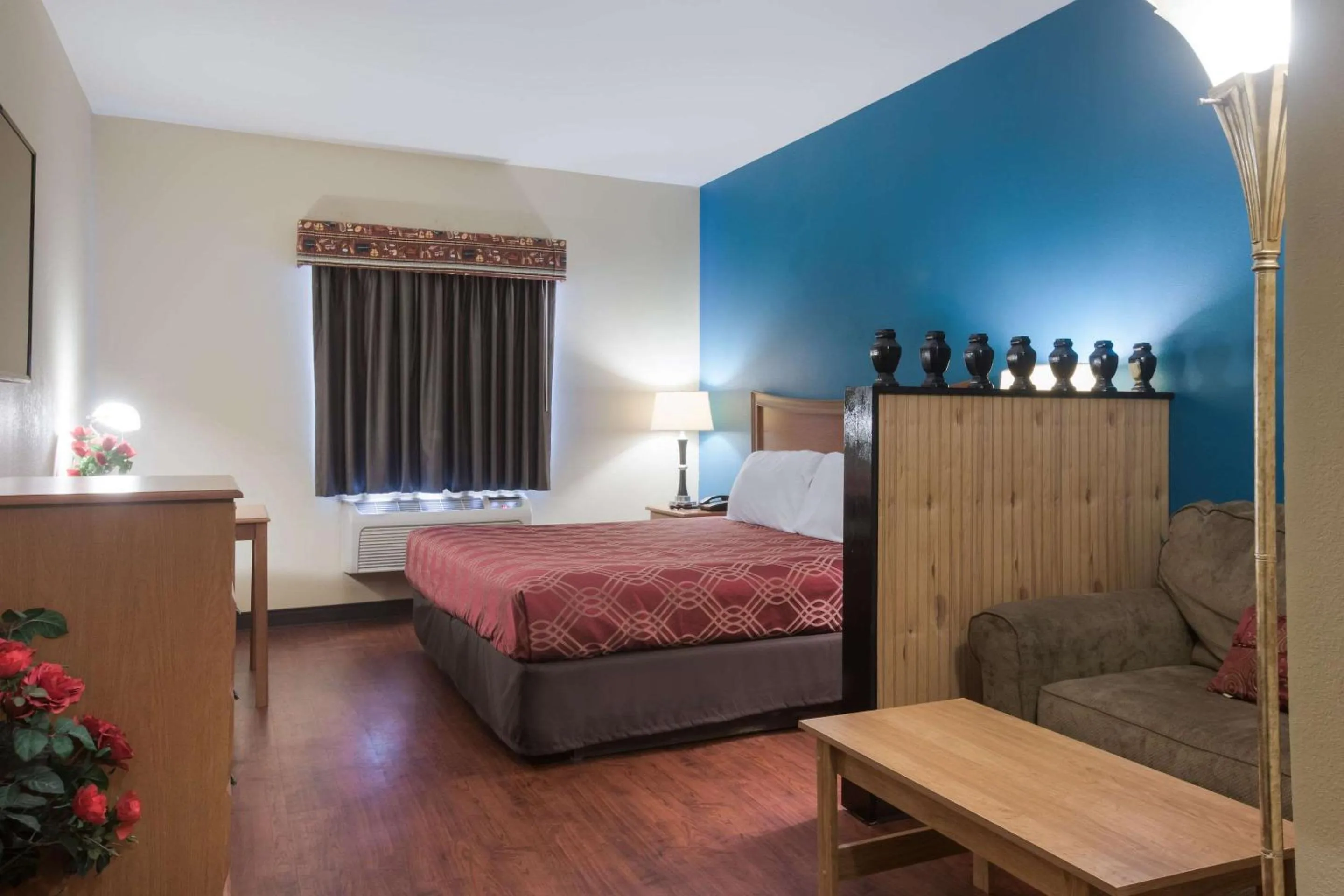 Photo of the whole room, Bed in Econo Lodge Inn & Suites Rockmart