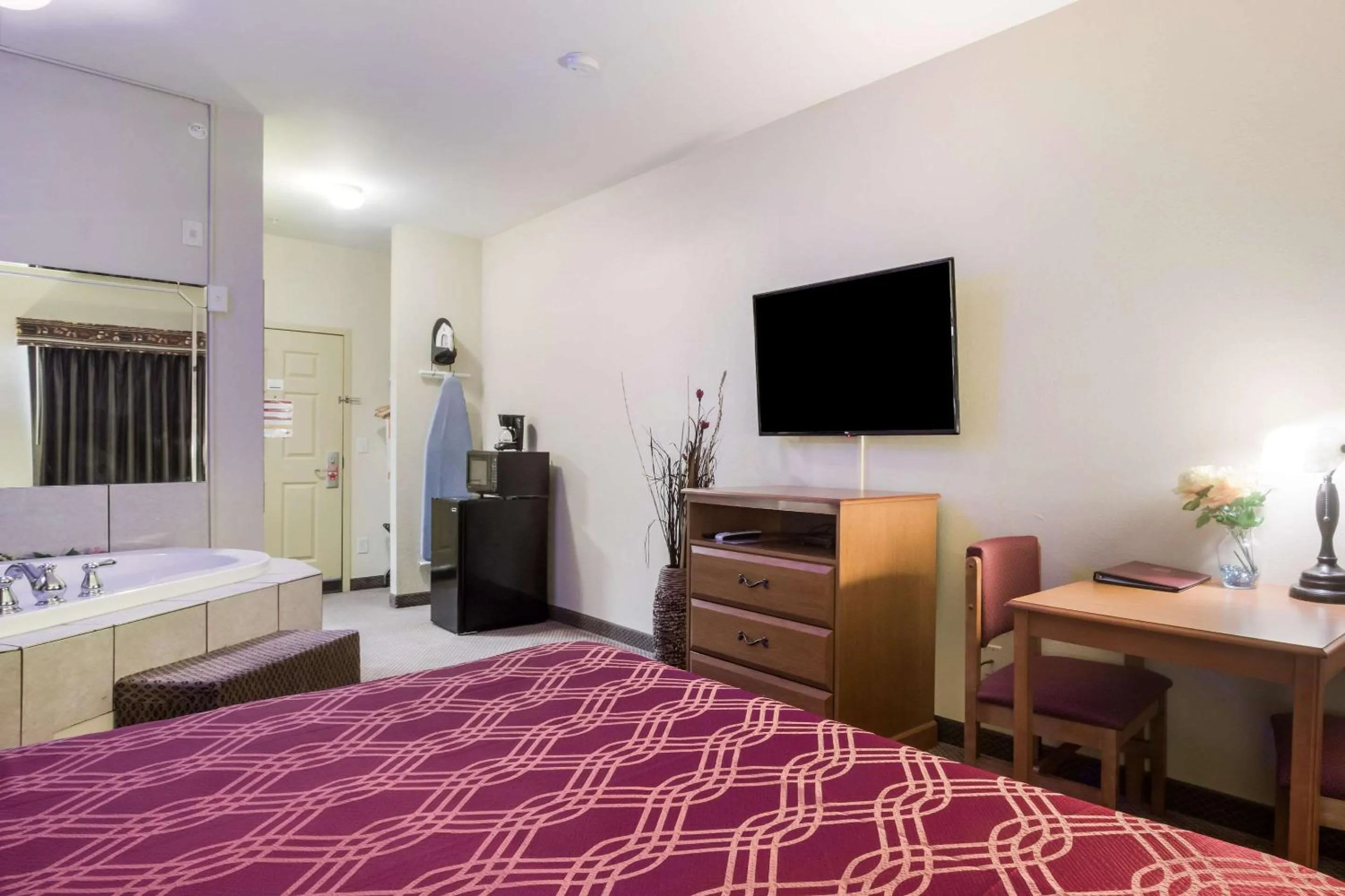 Photo of the whole room, Bed in Econo Lodge Inn & Suites Rockmart