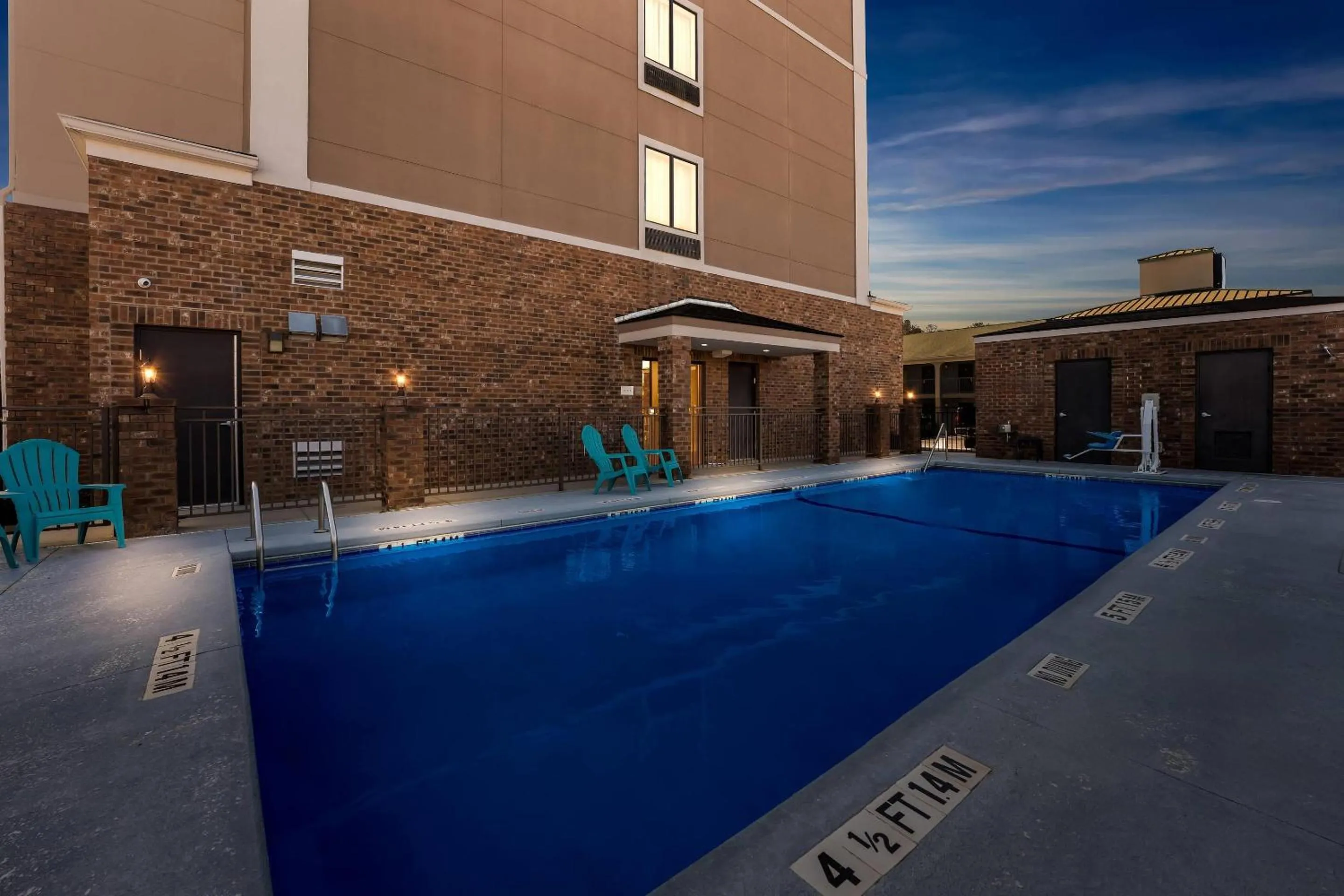 Swimming pool in Comfort Inn & Suites Augusta West Near Fort Gordon