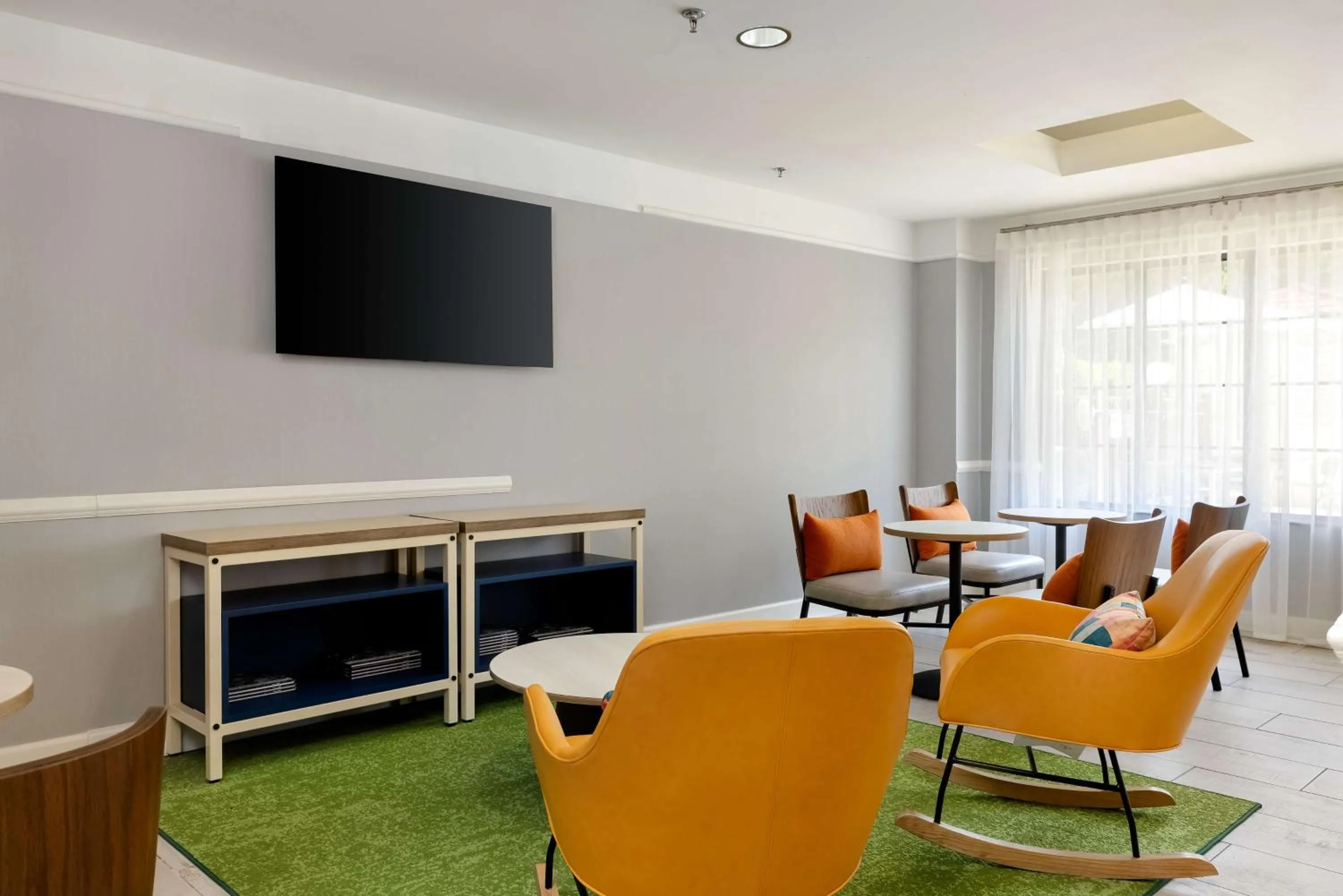 Lobby or reception in Spark by Hilton Savannah Airport