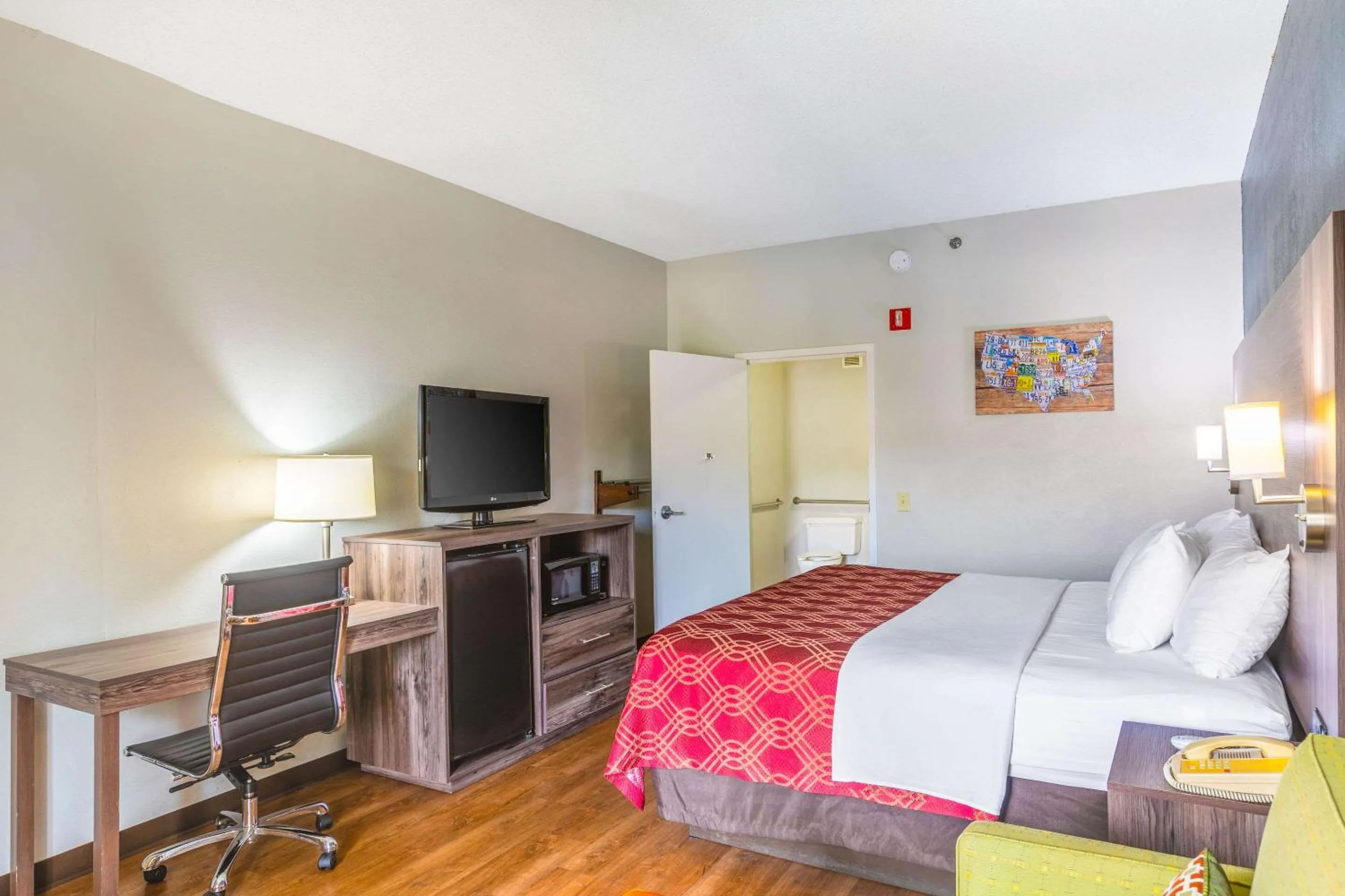 Photo of the whole room, Bed in Royal Palms Inn