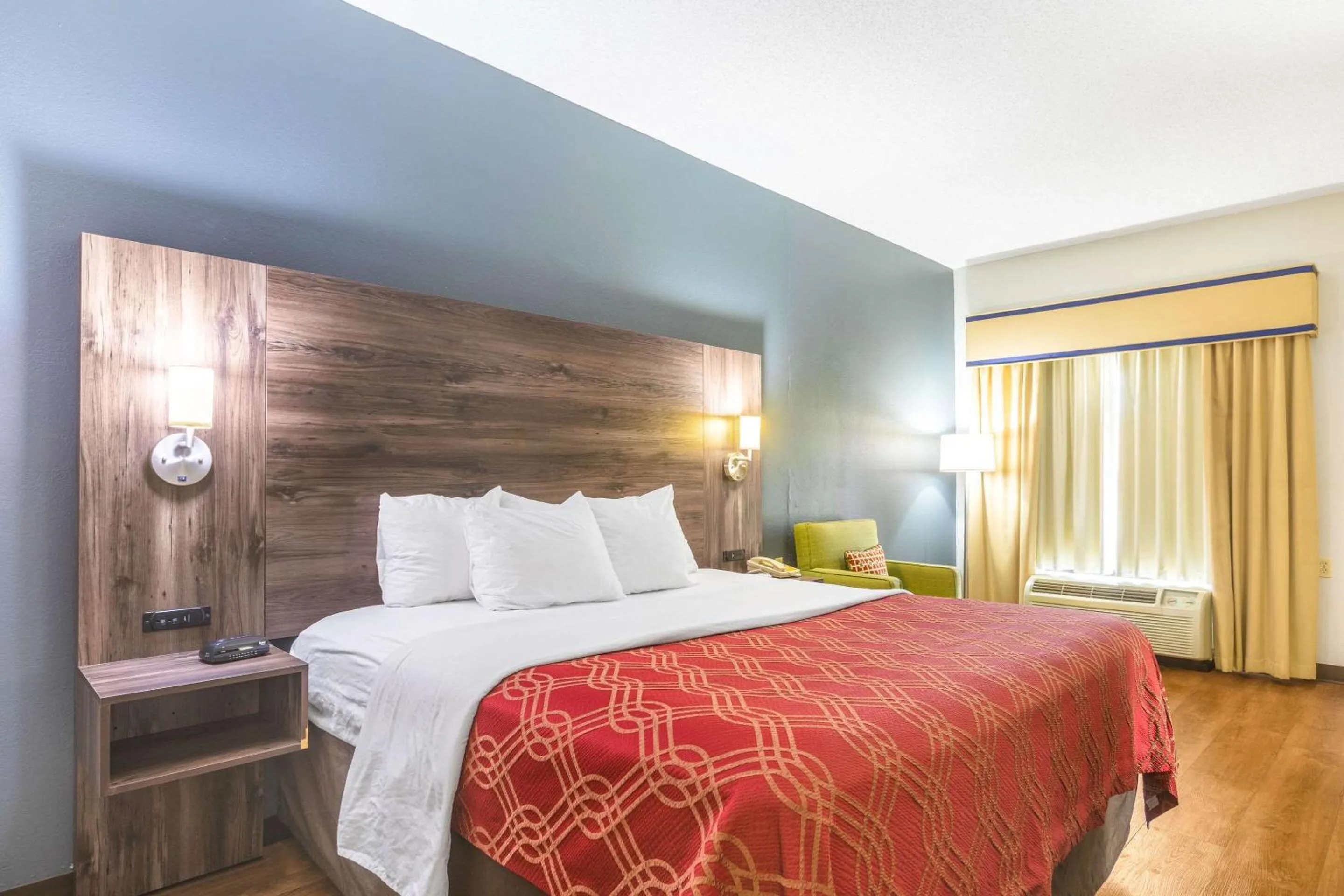 Photo of the whole room, Bed in Royal Palms Inn